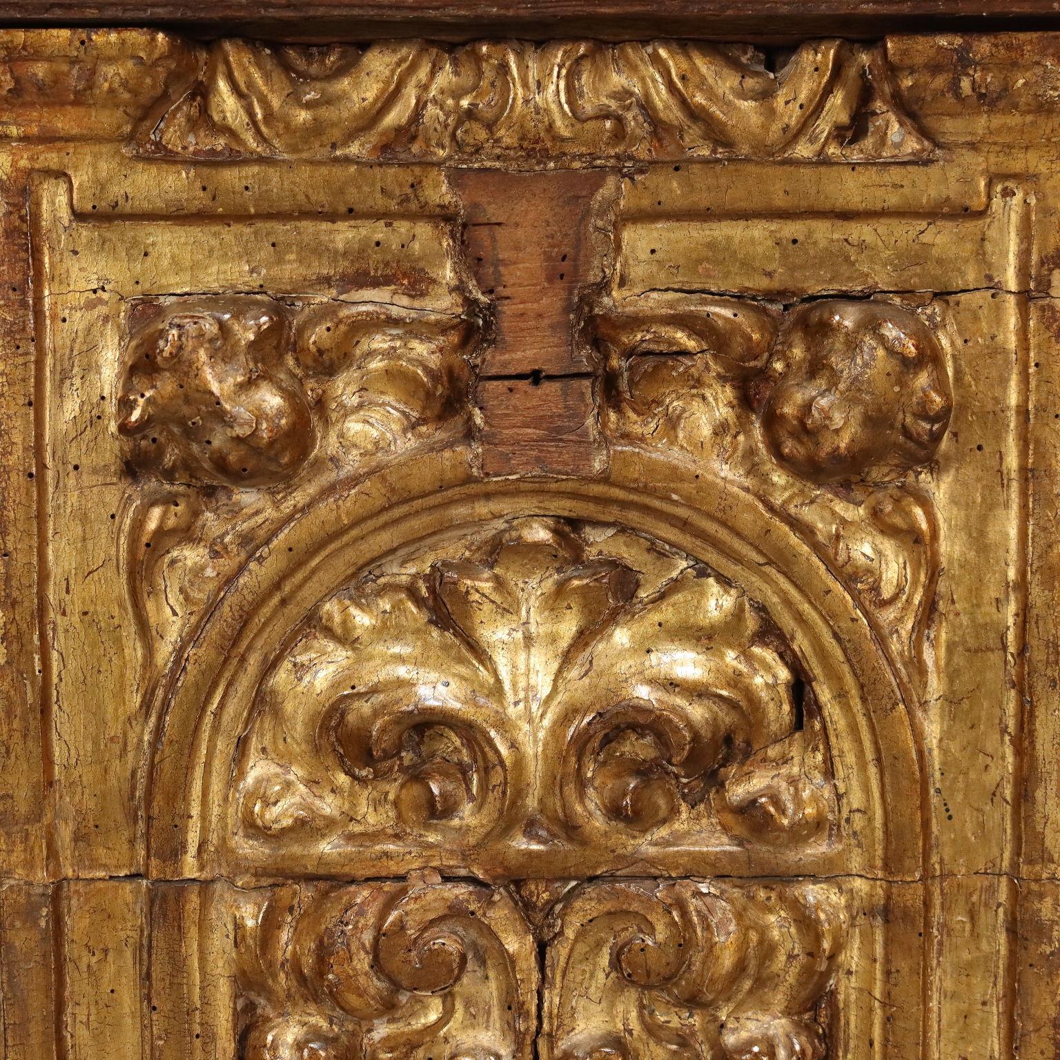 Coffre en bois sculpté et doré Italie 19ème siècle État moyen - En vente à Milano, IT