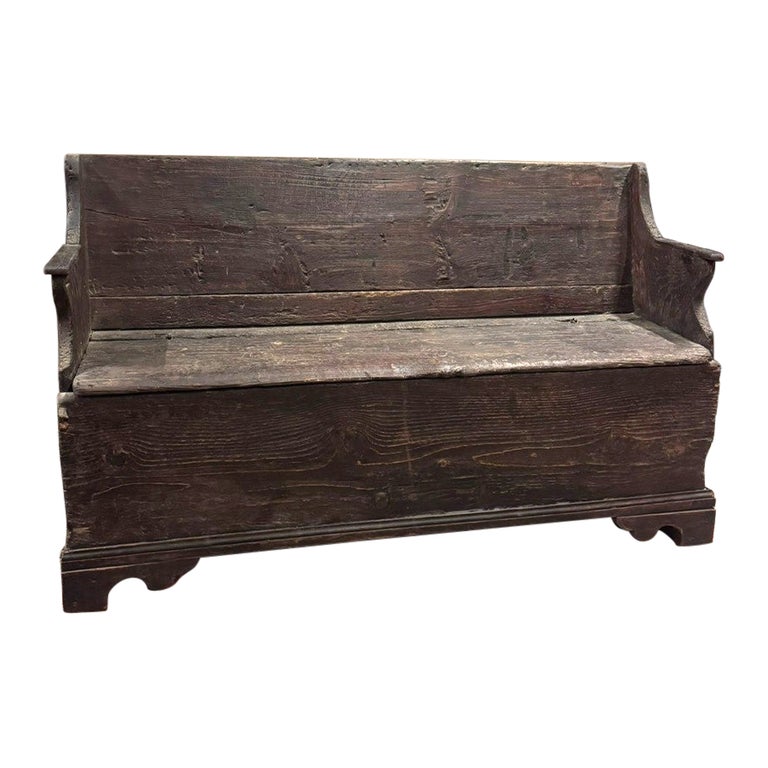 Truhe aus Massivholz, Sitz zum Öffnen, Italien im Angebot bei 1stDibs Deutschland