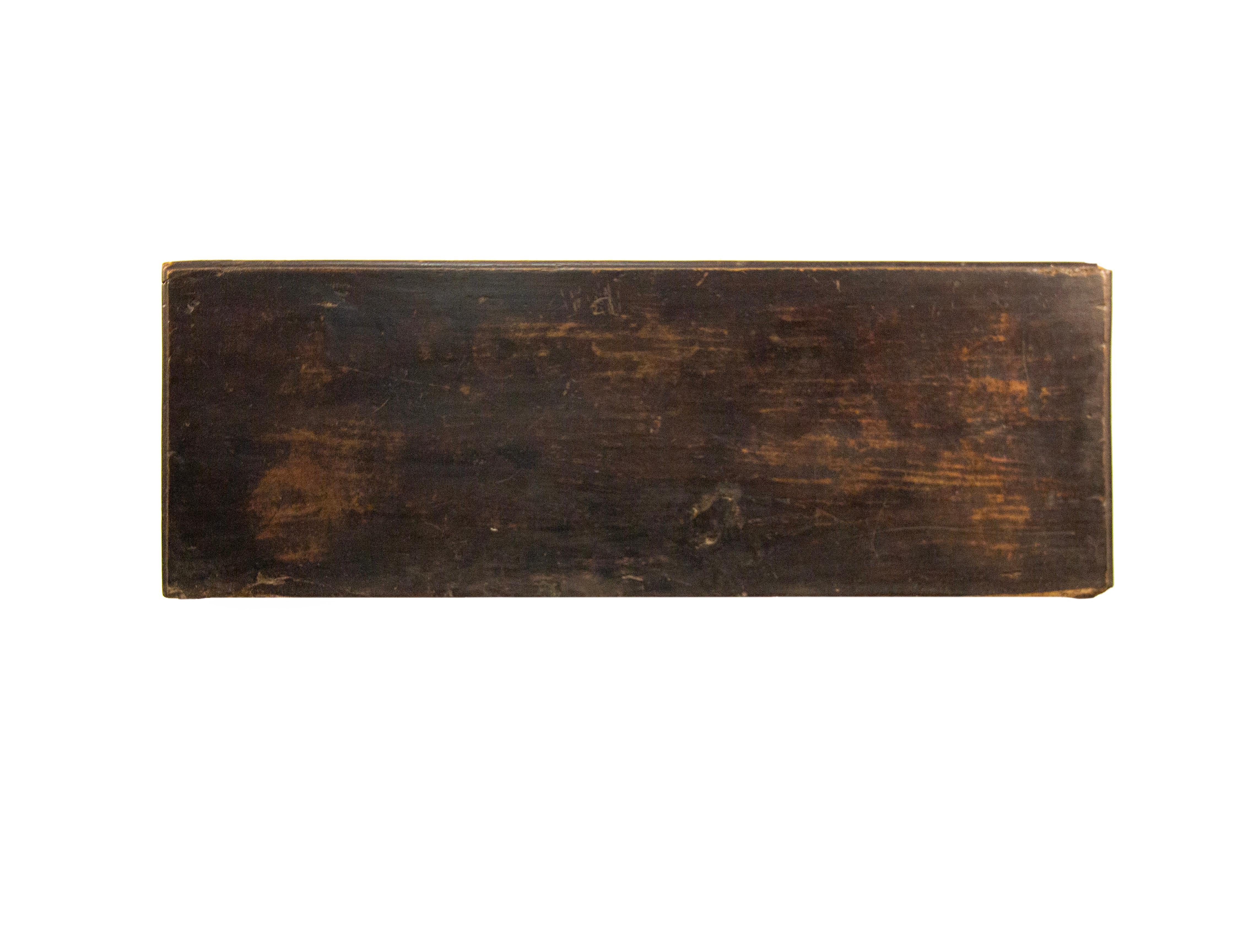 
Cassapanca in noce e radica, XVII secolo, Fronte decorato da due pannelli in radica scanditi dalle lesene angolari ad erme terminanti in voluta e al centro da uno stemma retto da due figure affrontate. Sotto il piano un profilo dentellato e fascia