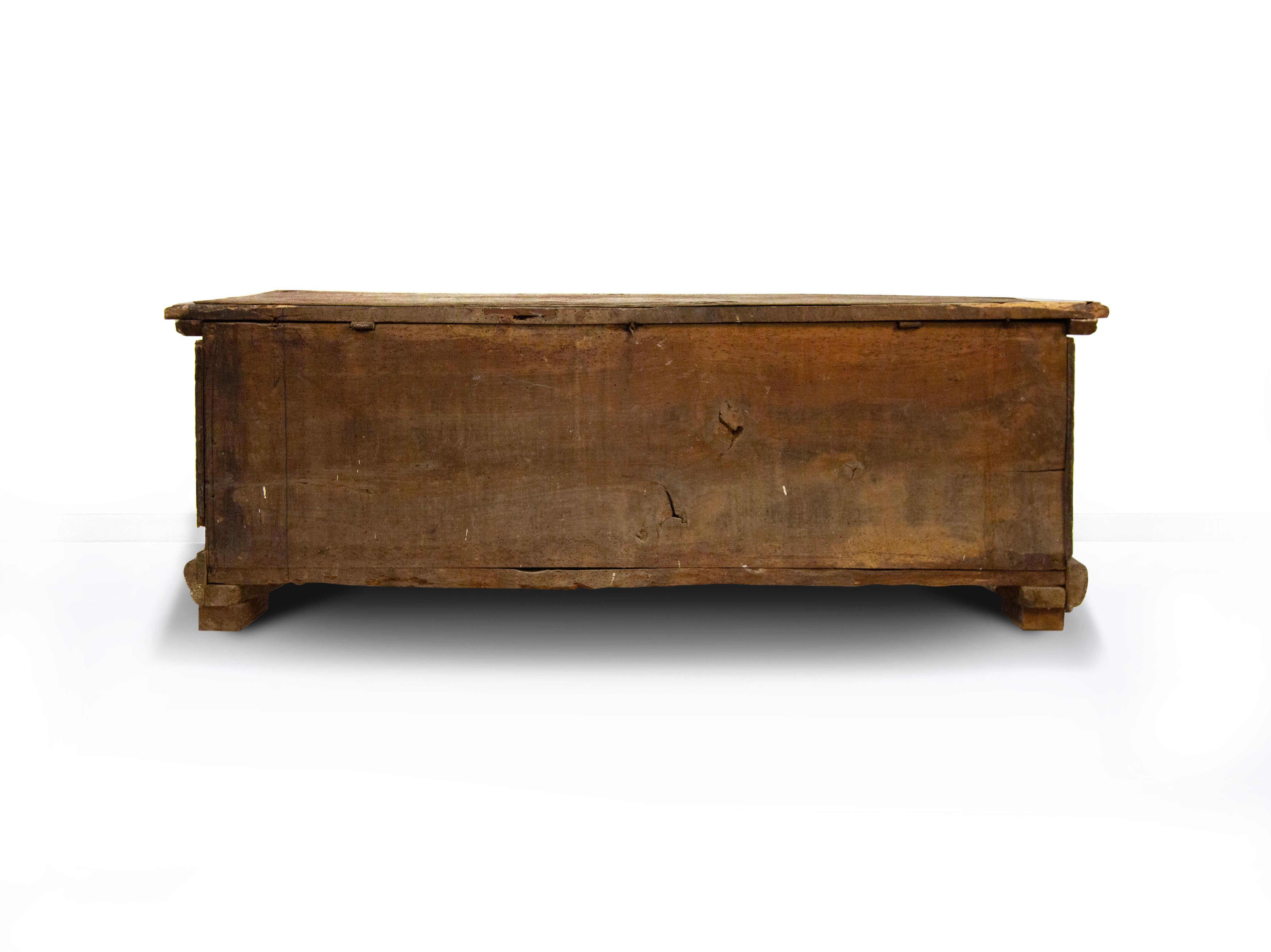 Cassapanca in noce e radica, XVII secolo In condizioni buone in vendita a Milano, IT