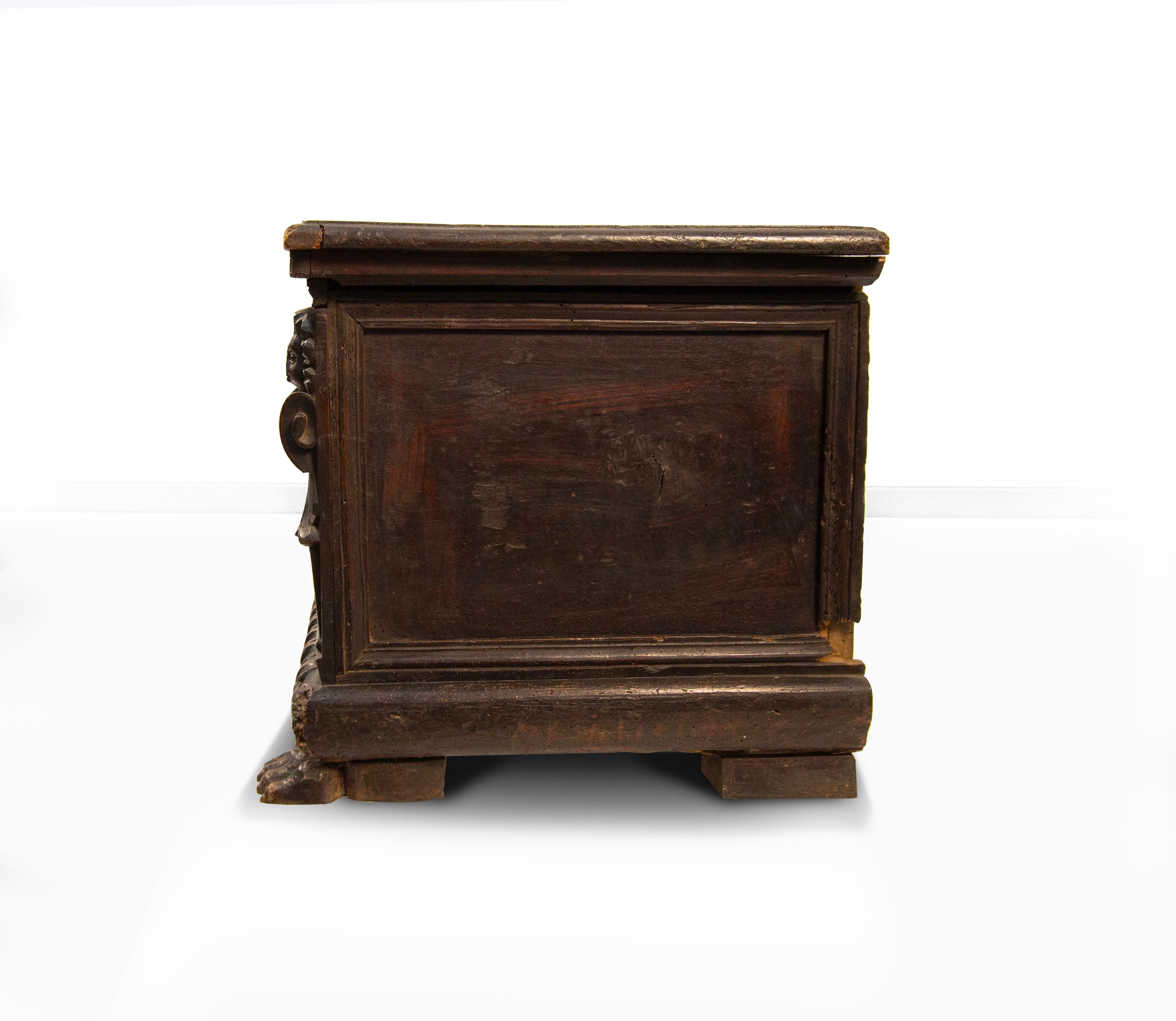 Fino al XVIII secolo Cassapanca in noce e radica, XVII secolo in vendita