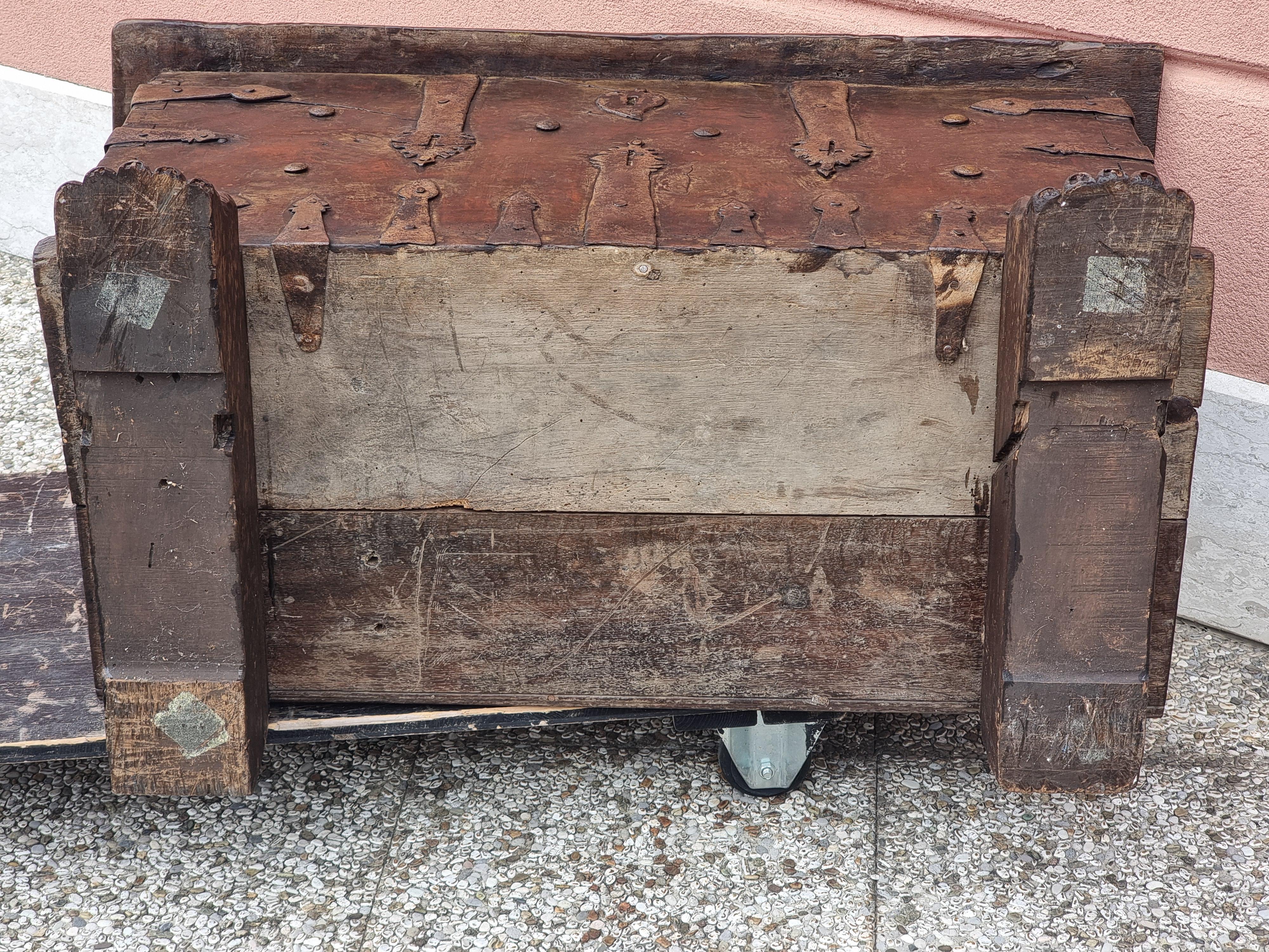 Arcón cruzado de hierro forjado nogal - Norte de Italia en venta 2