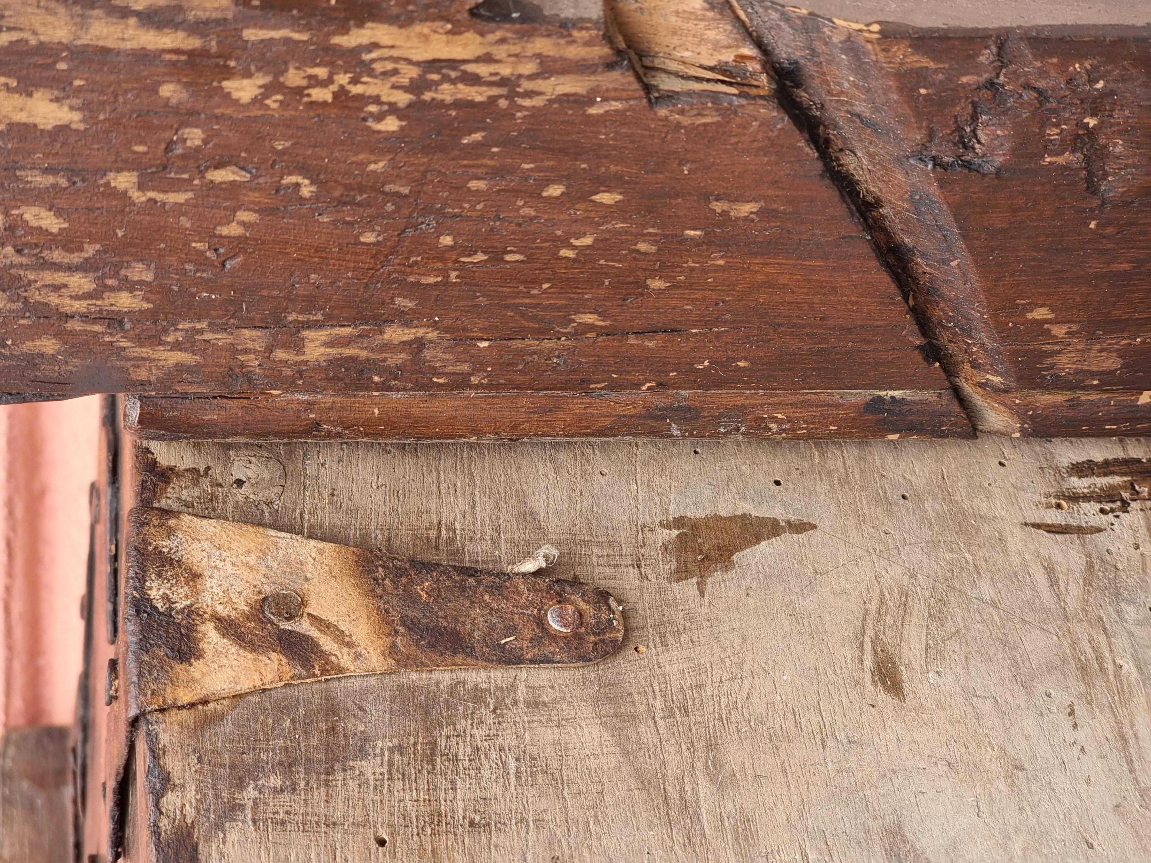 Arcón cruzado de hierro forjado nogal - Norte de Italia en venta 3