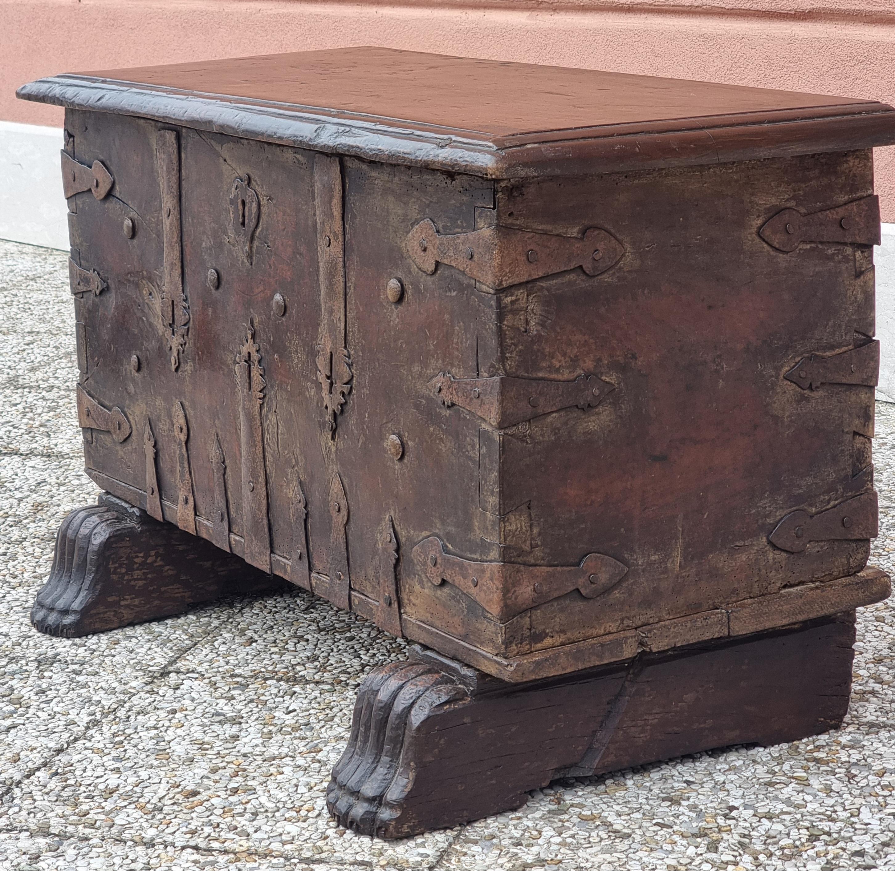 Arcón cruzado de hierro forjado nogal - Norte de Italia Italian en venta