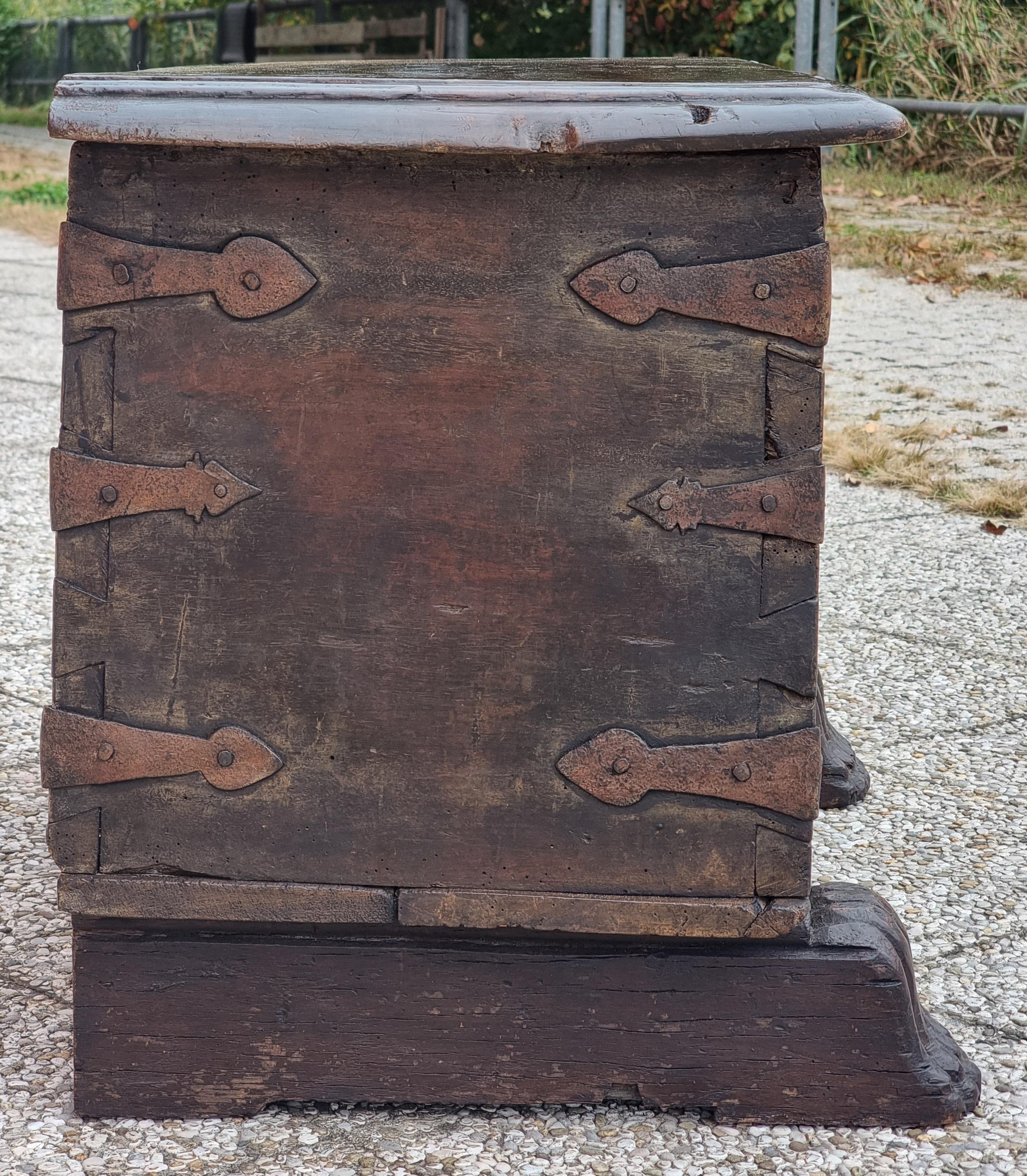 Arcón cruzado de hierro forjado nogal - Norte de Italia Forjado en venta