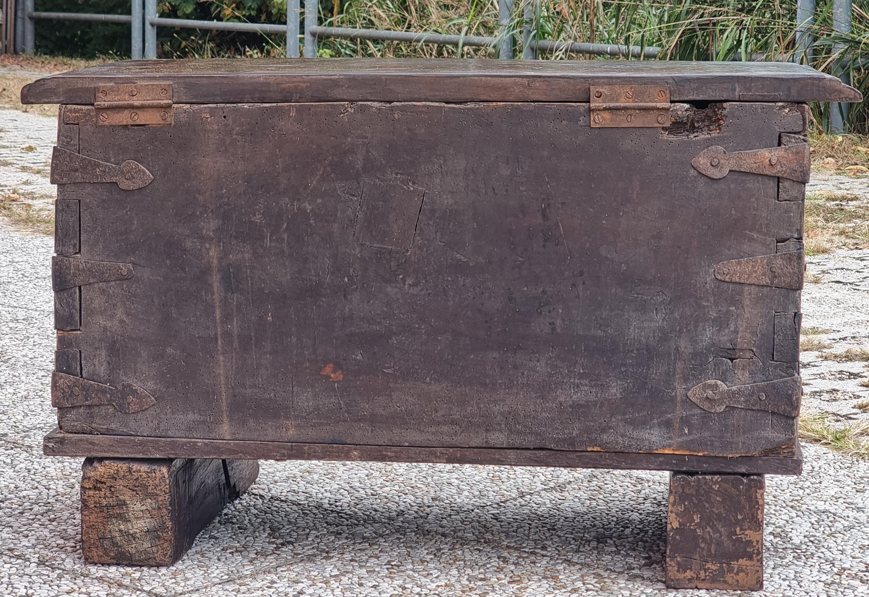 Arcón cruzado de hierro forjado nogal - Norte de Italia en Bastante bueno estado para la venta en Vicenza, IT