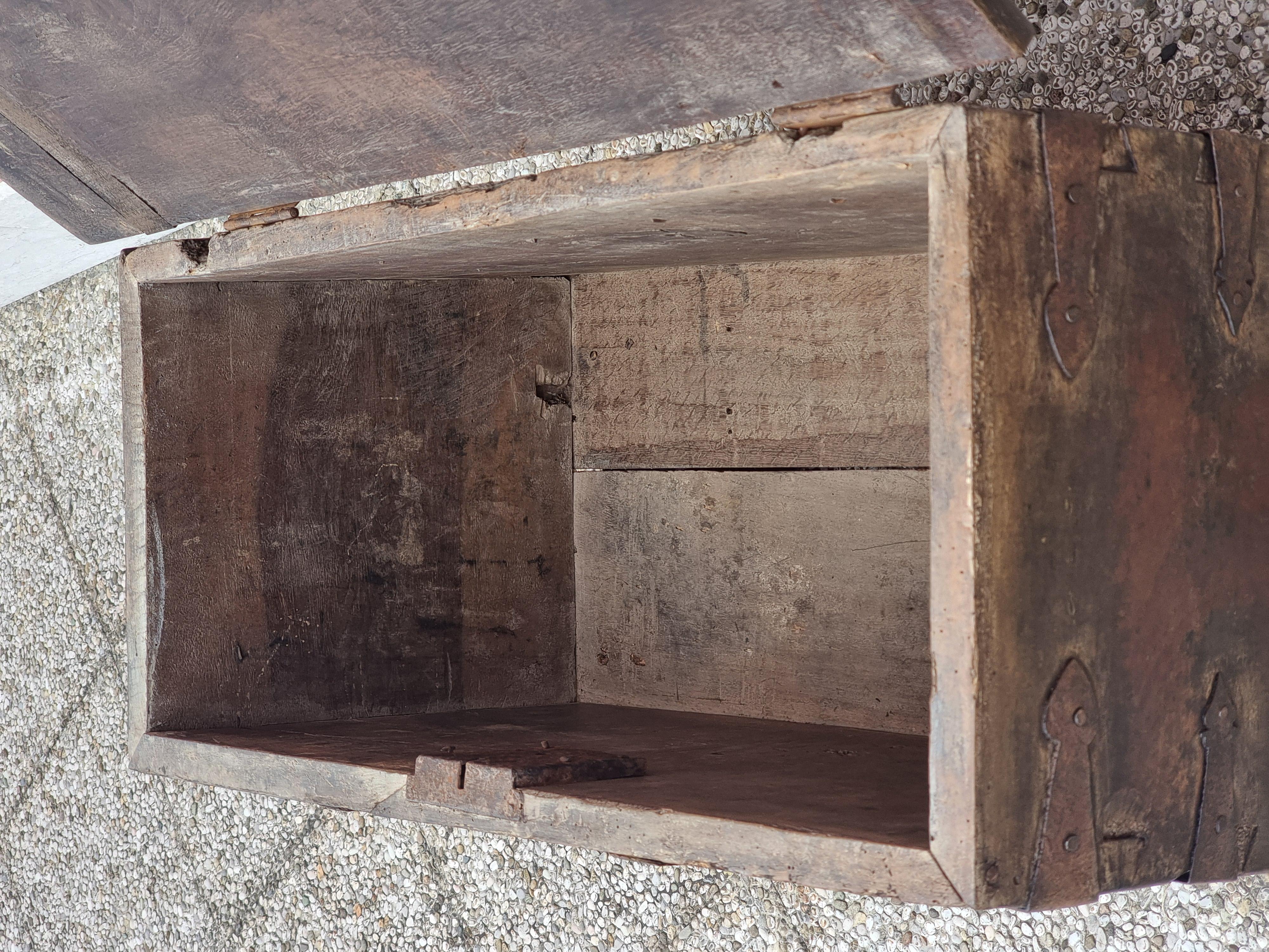 Arcón cruzado de hierro forjado nogal - Norte de Italia Hierro en venta