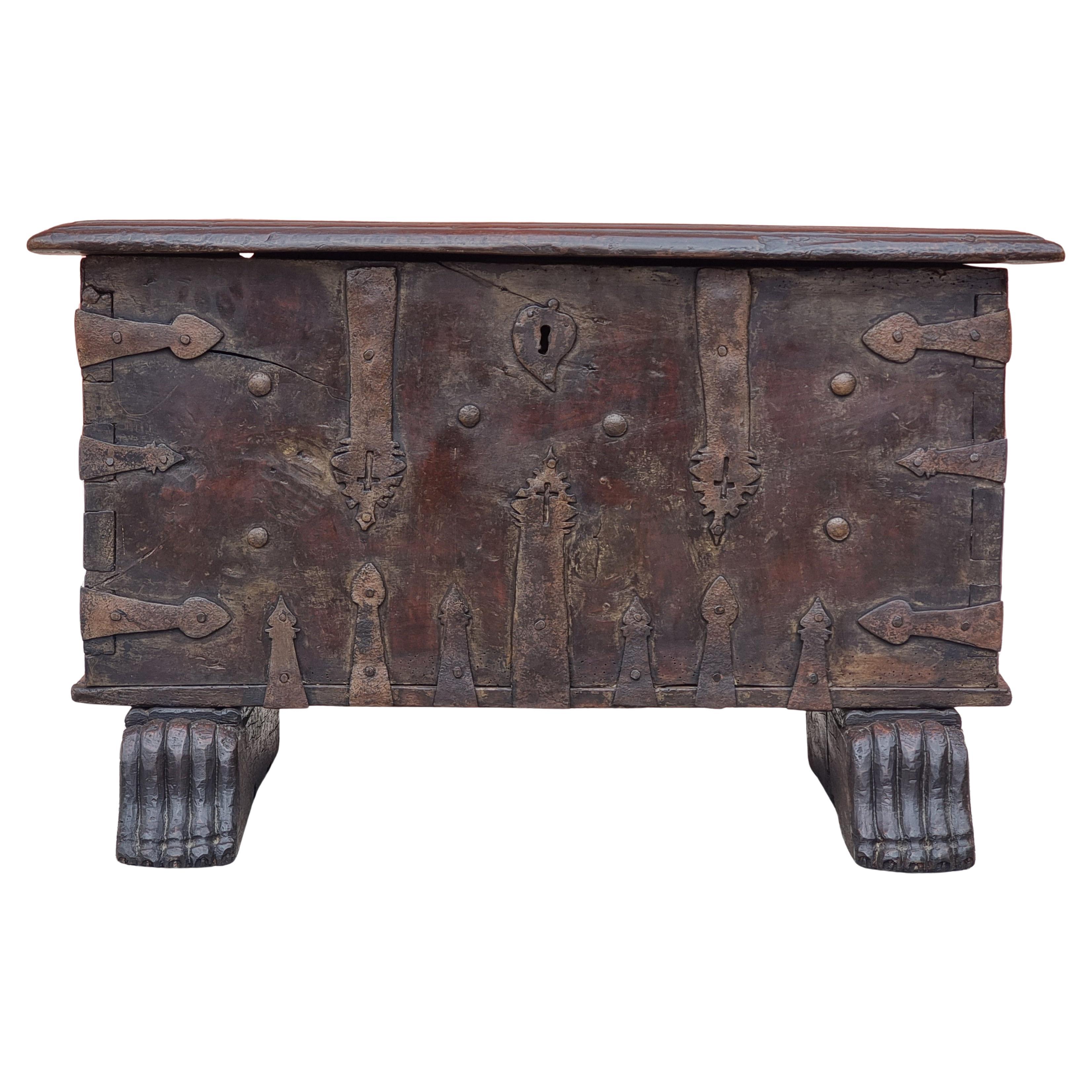 Commode croix en fer forgé noyer - Italie du Nord