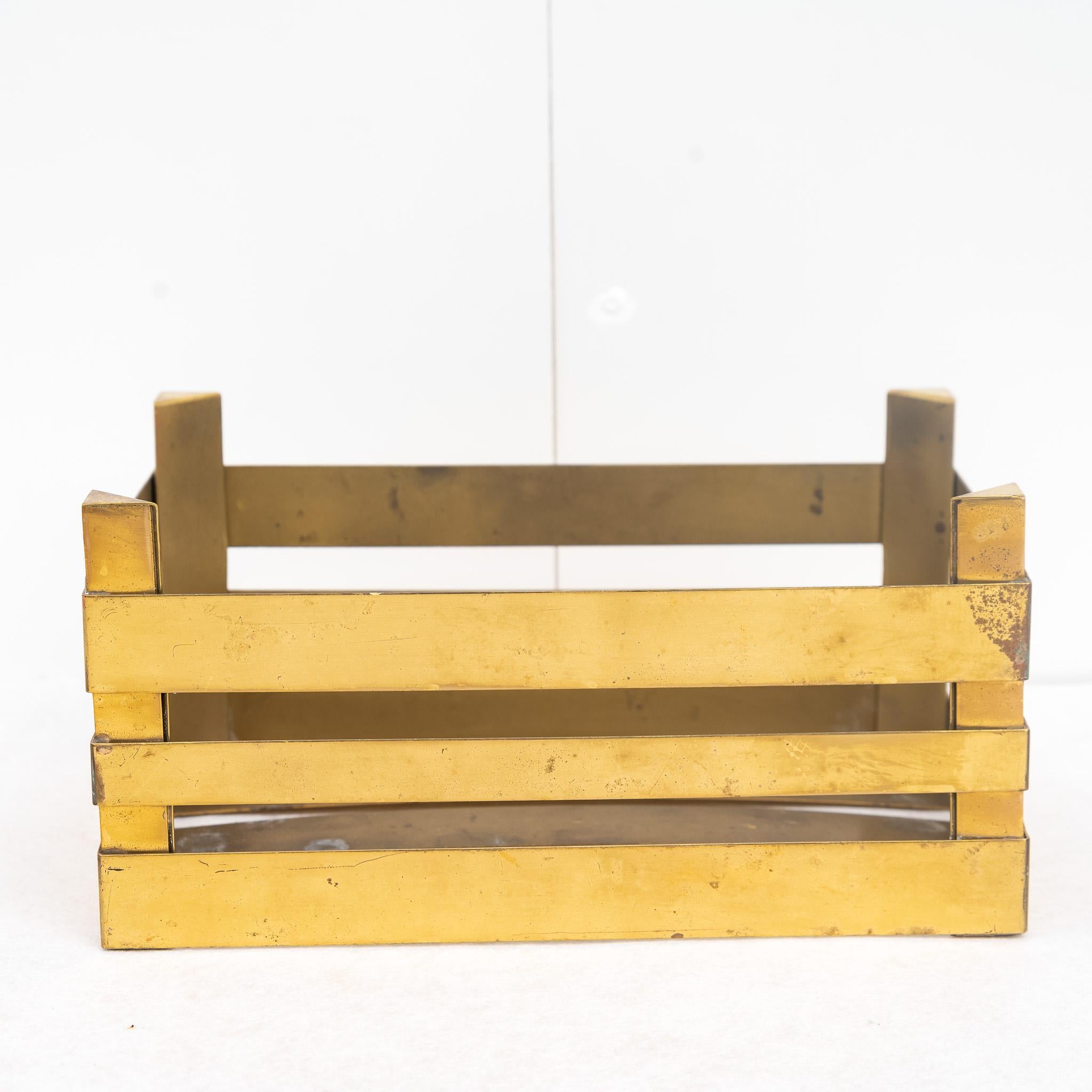 Cassetta in ottone, Made in Italy, Anni '60. 
Pezzo Unico di Portaoggetti in ottone robusta, a forma di tipica Cassetta da frutta. La sua particolarità è quella di essere utilizzata come portafrutta, portacioccolatini, portaoggetti per bagno o per