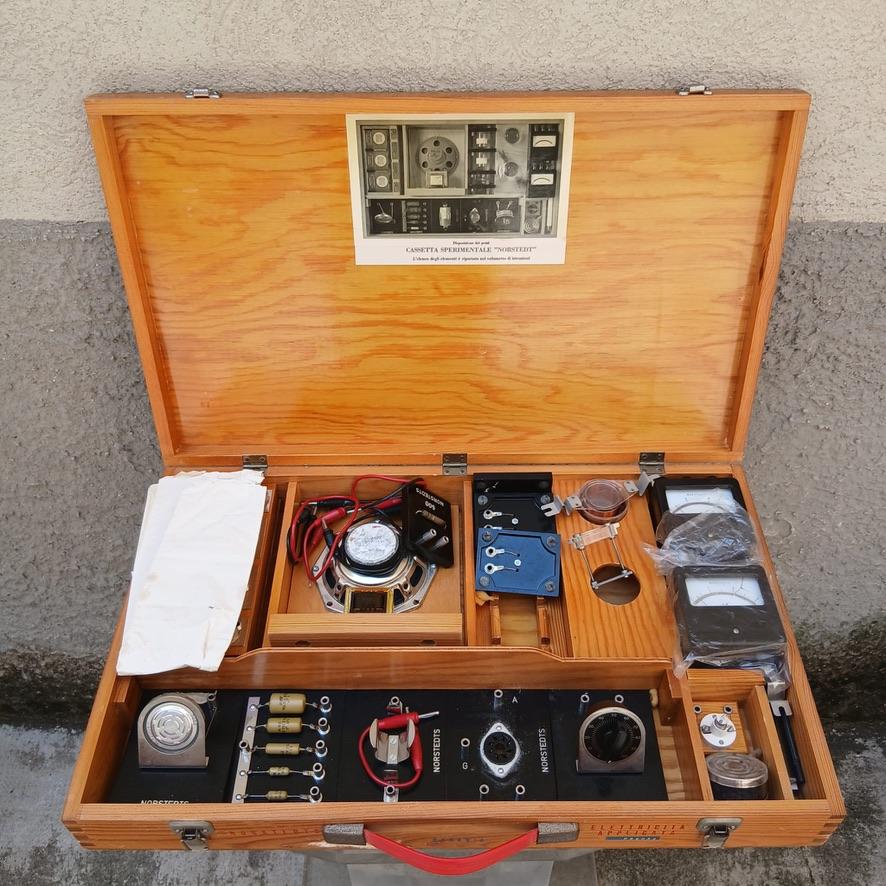 Paravia, strumenti scientifici, kit didattico vintage, anni 60, Norstedts, magnetismo, ottica, termologia, meccanica, elettricità applicata, top vintage lab, set educativo, cassetta sperimentale

3. Elettricità Applicata (cod. P52034) – Paravia,