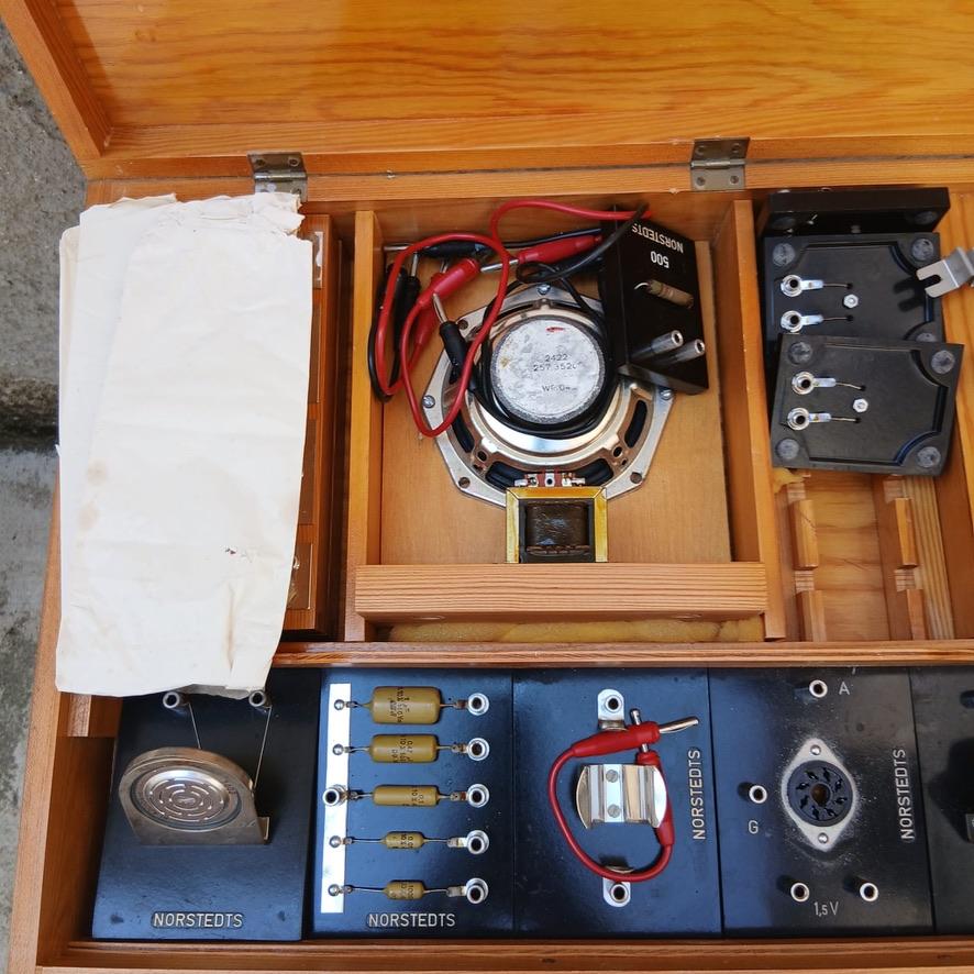 Italian Cassetta Paravia Elettricità Applicata Componenti Originali - Italia - Anni '60 in vendita