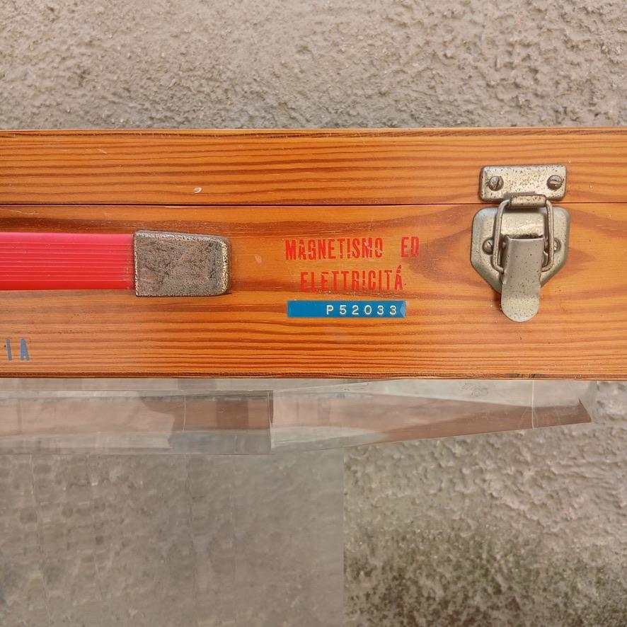 Mid-Century moderno Cassetta Paravia Magnetismo ed Elettricità con Strumenti Originali, Anni ’60 in vendita