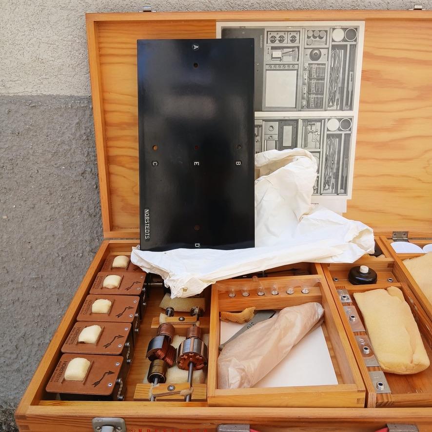 Italian Cassetta Paravia Magnetismo ed Elettricità con Strumenti Originali, Anni ’60 in vendita