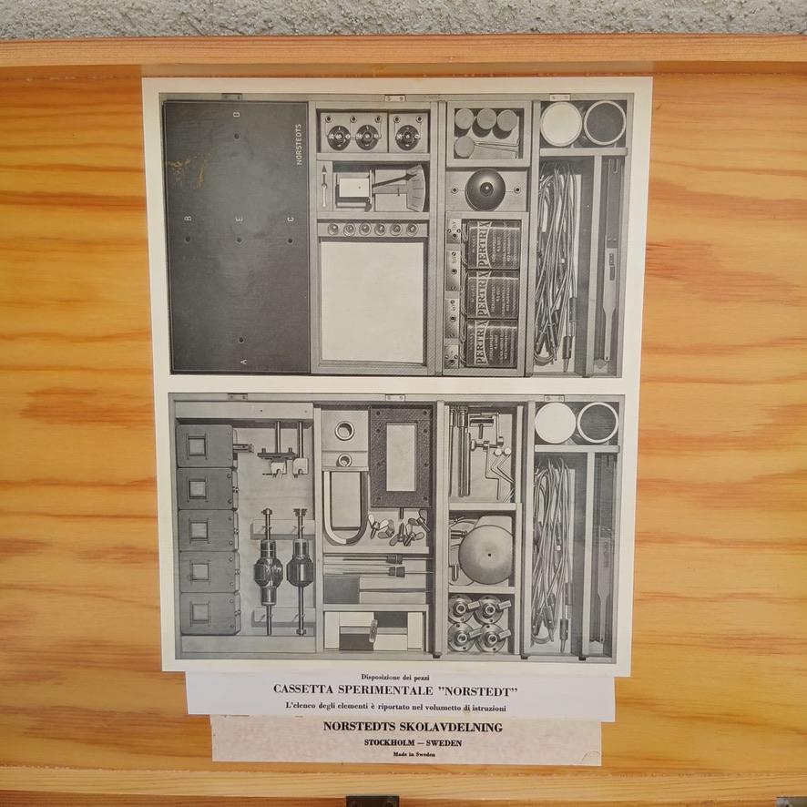 Cassetta Paravia Magnetismo ed Elettricità con Strumenti Originali, Anni ’60 In condizioni buone in vendita a Milano, IT