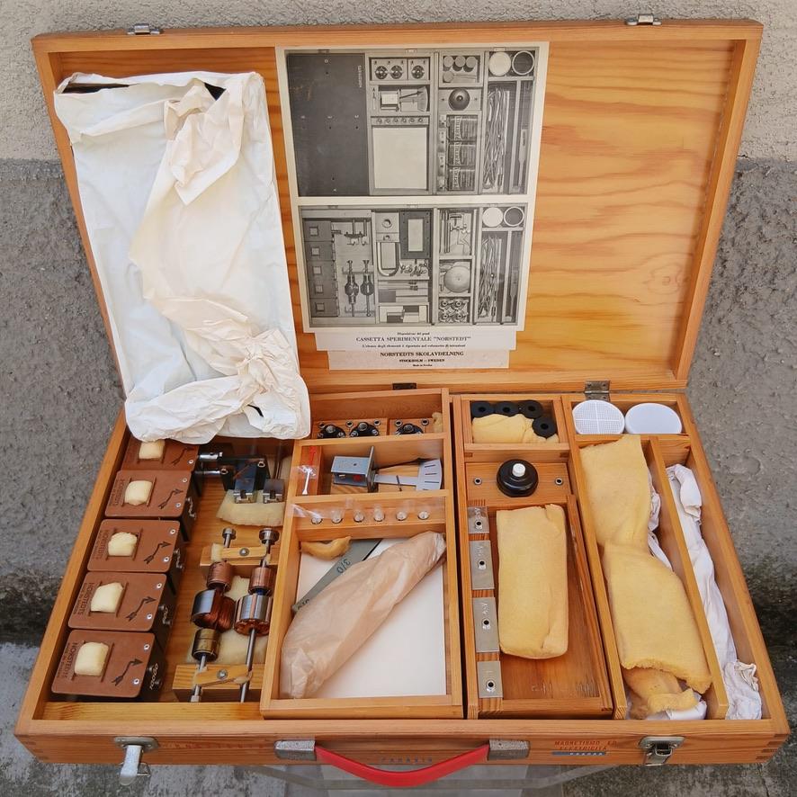 20th Century Cassetta Paravia Magnetismo ed Elettricità con Strumenti Originali, Anni ’60 in vendita