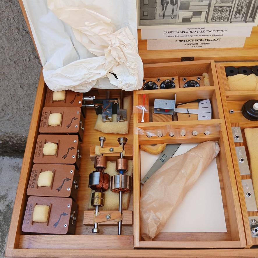 Rame Cassetta Paravia Magnetismo ed Elettricità con Strumenti Originali, Anni ’60 in vendita