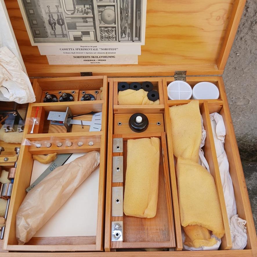 Cassetta Paravia Magnetismo ed Elettricità con Strumenti Originali, Anni ’60 in vendita 1