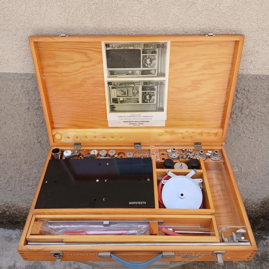 Paravia, strumenti scientifici, kit didattico vintage, anni 60, Norstedts, magnetismo, ottica, termologia, meccanica, elettricità applicata, top vintage lab, set educativo, cassetta sperimentale

2. Meccanica dei Solidi, Liquidi e Gas (cod. P52030)