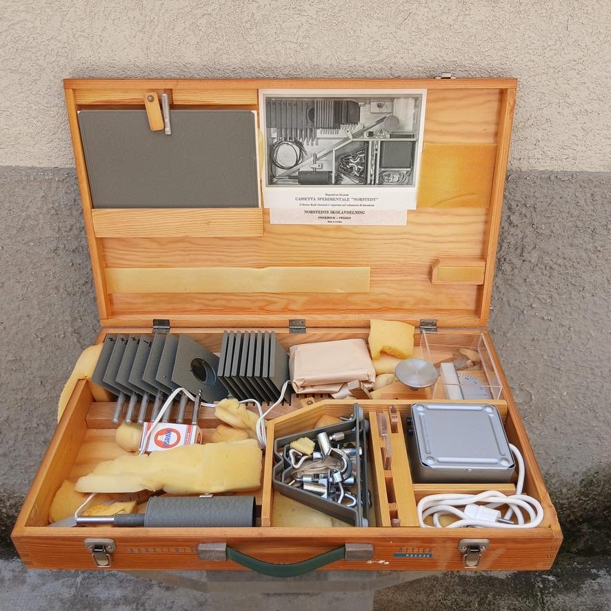Paravia, strumenti scientifici, kit didattico vintage, anni 60, Norstedts, magnetismo, ottica, termologia, meccanica, elettricità applicata, top vintage lab, set educativo, cassetta sperimentale

4. Ottica (cod. P52032) – Paravia, anni ’60 
Una