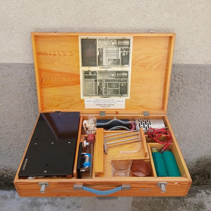 Paravia, strumenti scientifici, kit didattico vintage, anni 60, Norstedts, magnetismo, ottica, termologia, meccanica, elettricità applicata, top vintage lab, set educativo, cassetta sperimentale

5. Termologia (cod. P52031) – Paravia, anni ’60 
Una