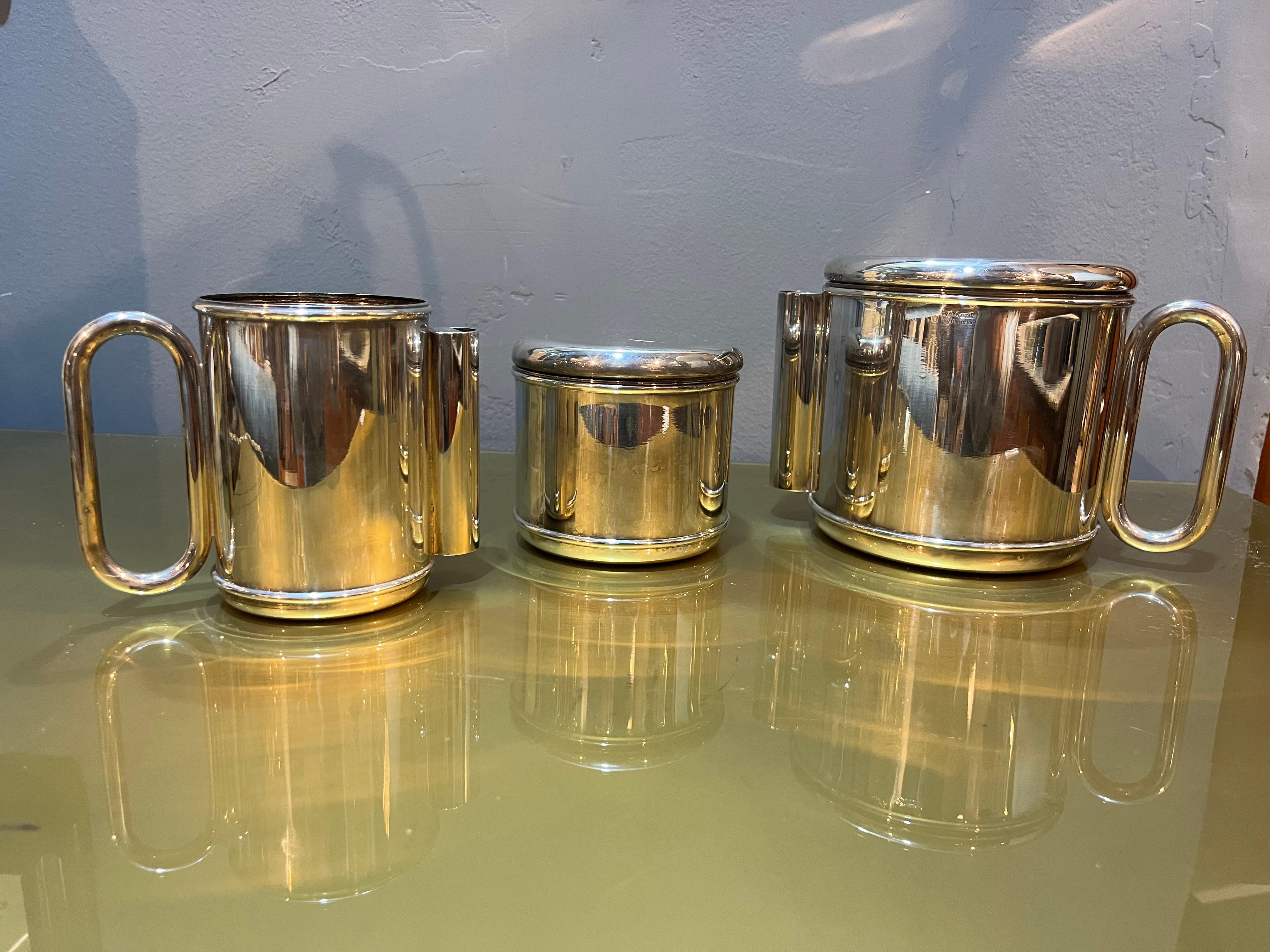 Service à thé Cassetti des années 70 en métal argenté, fabriqué à la main. Produit en bon état avec une légère usure due aux années et à l'utilisation. Au cœur de la tradition artisanale italienne, la société Cassetti est une excellence qui trouve