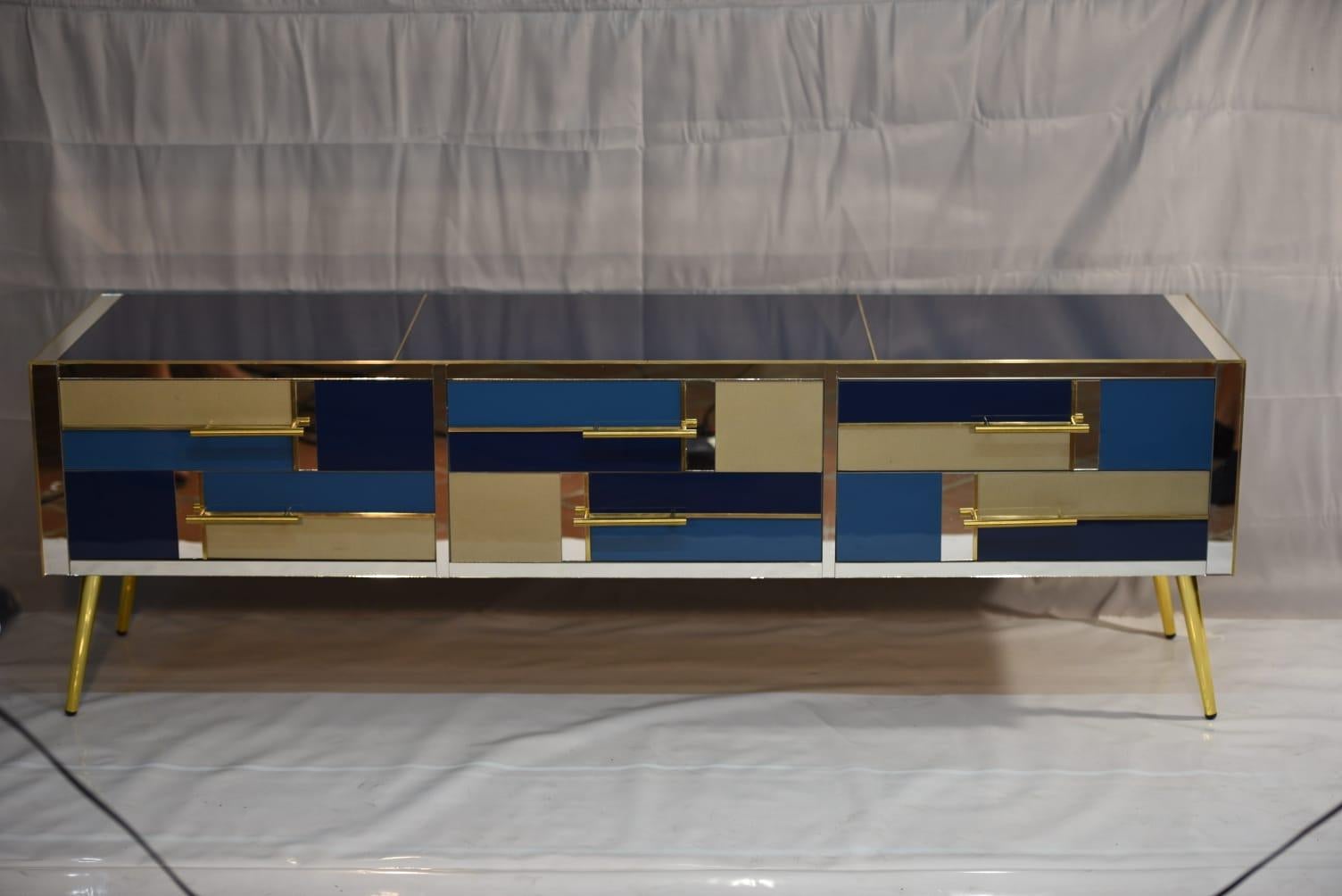 Mid-Century moderno Cassettiera 6 cassetti, in vetro blu zaffiro, oro, blu, specchio, disponibile in vendita