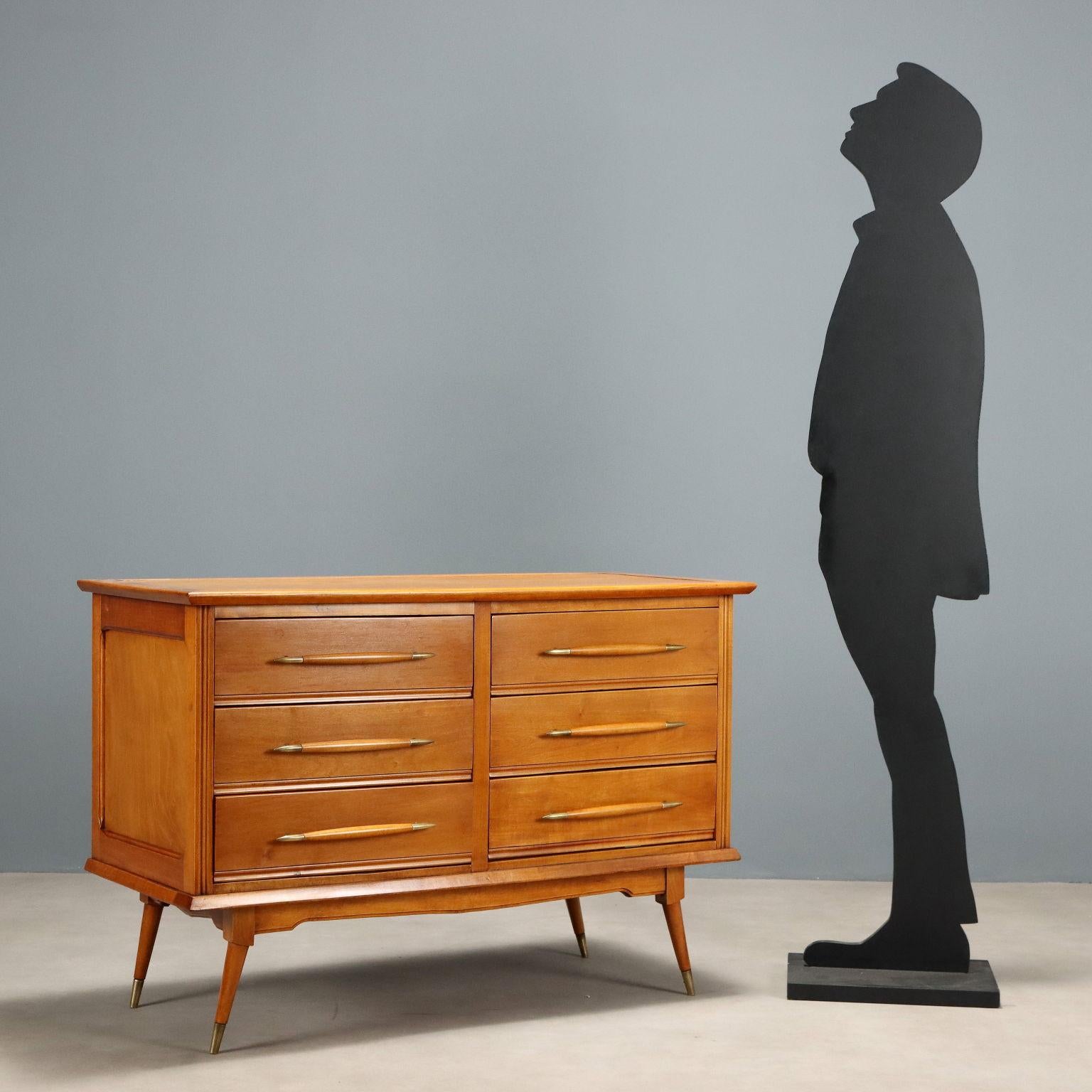 Commode vintage à six tiroirs, poignées et pieds avec fleurons en laiton, placage d'acajou. Meubles restaurés dans nos ateliers.
