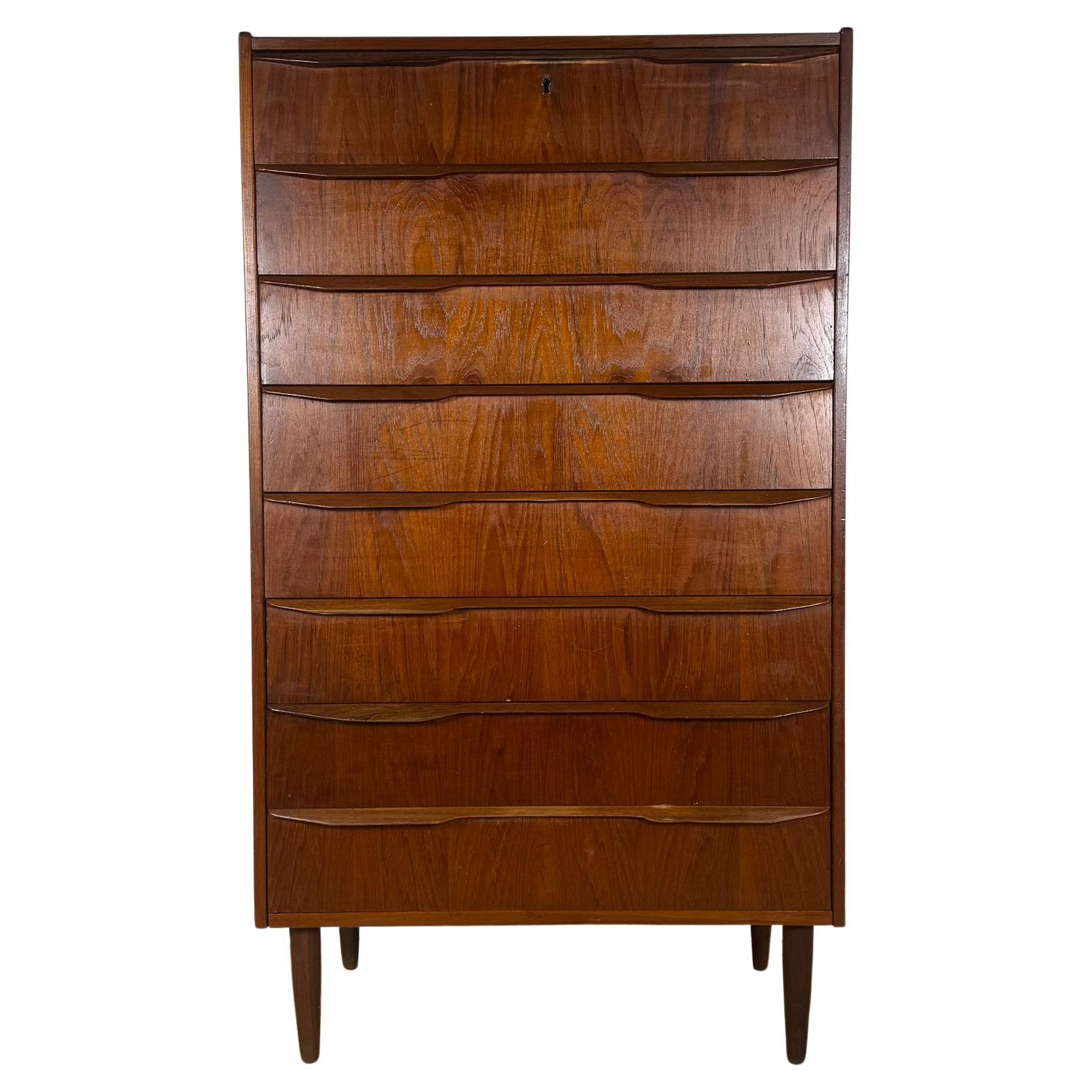 Cassettiera Alta Mid-Century Danese a Otto Cassetti in Teak