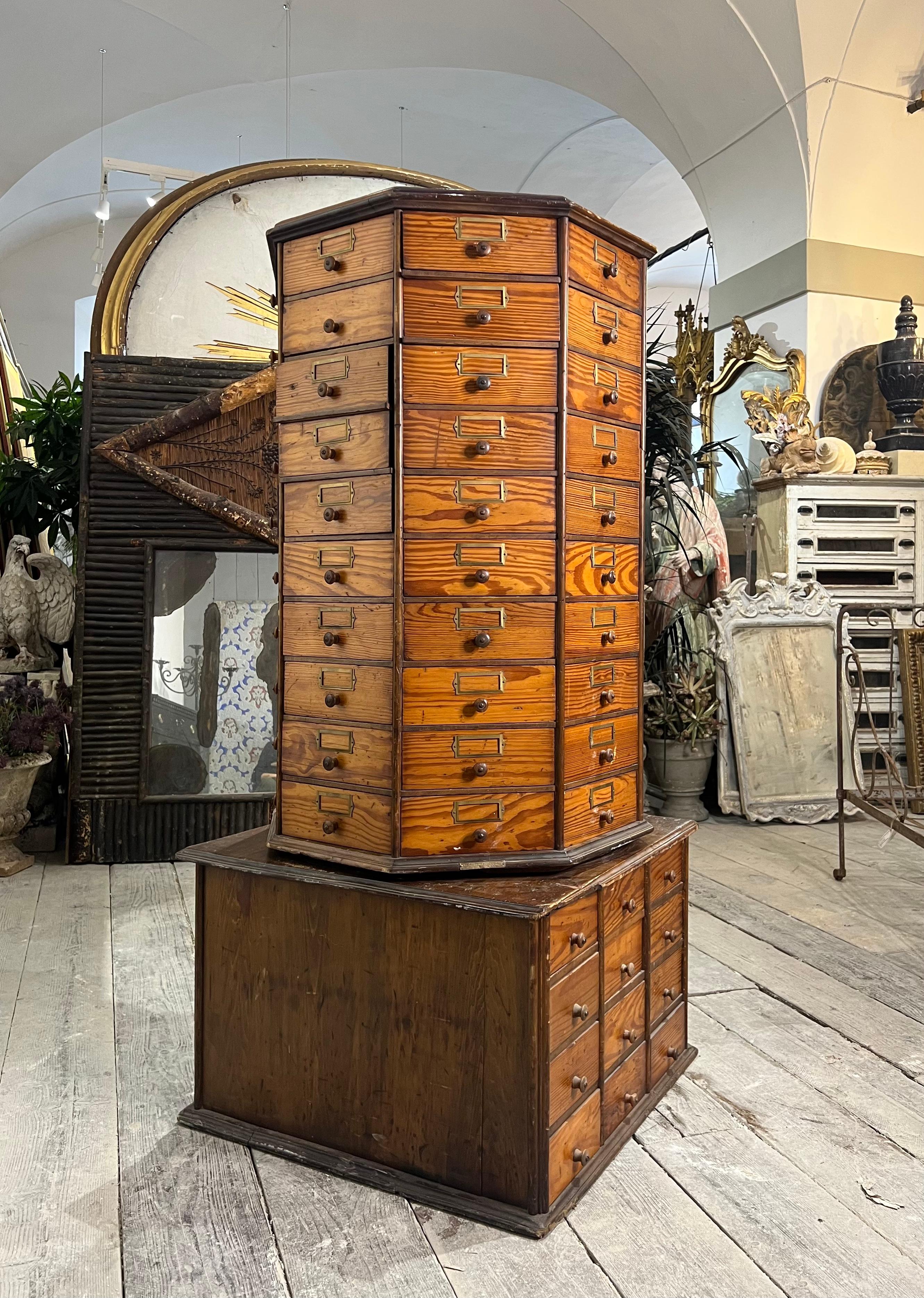 American Bolt&Screw Case Co. of Dayton, Ohio, USA.
Late 19thC- early 20thC (1890-1910).
Finally patented in 1903 by George W. Chaffin.
One-of-a-kind piece of USA manufacturers of cases, complete and in perfect condition with revolving system.
