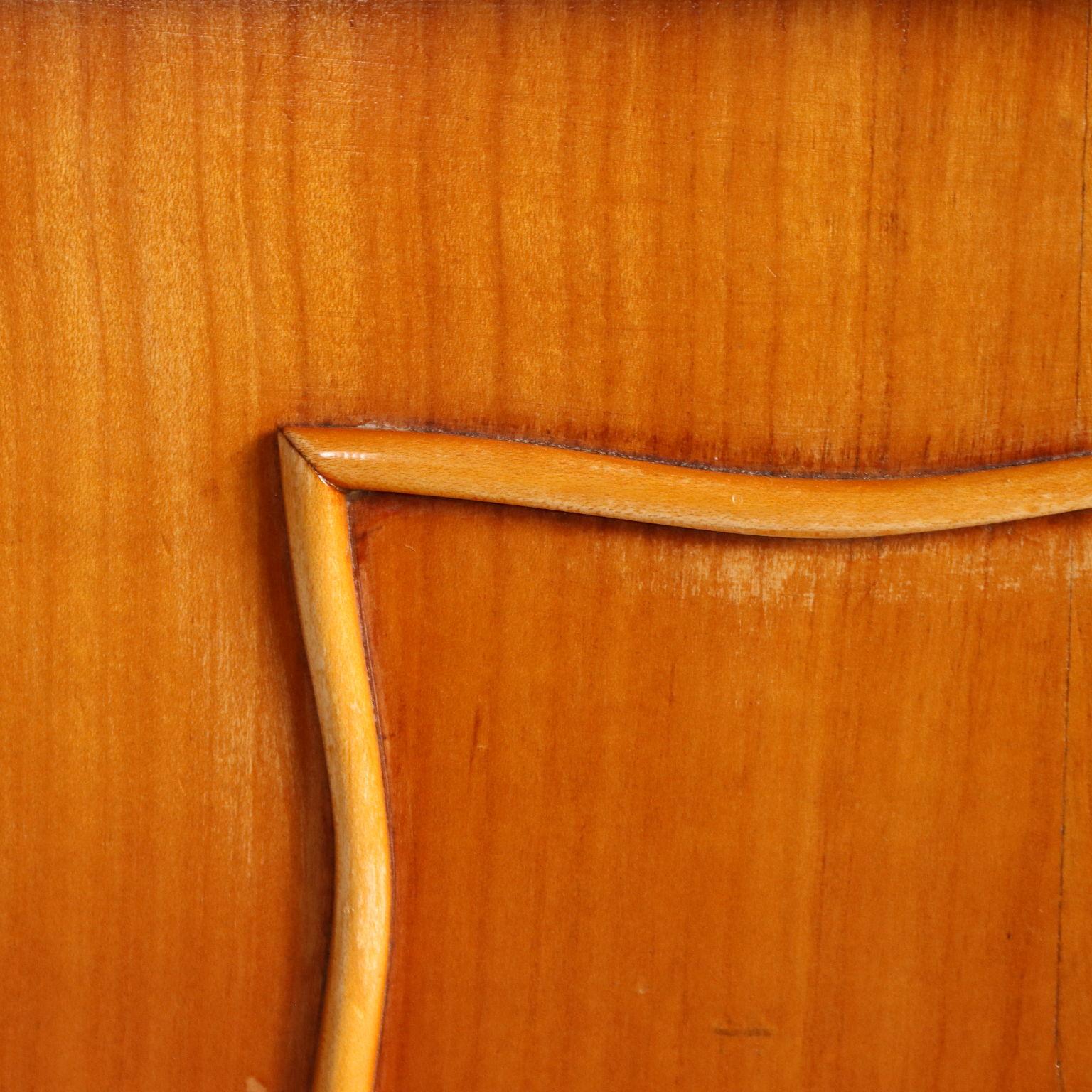 Cómoda de los años 50-60 con estante de cristal en venta 1