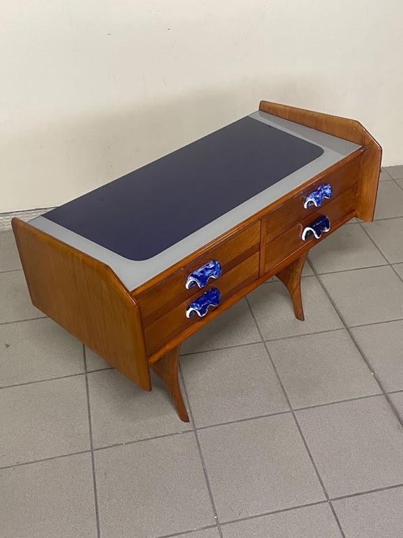 Commode des années 1950 en bois de chêne et poignées en céramique en vente 3