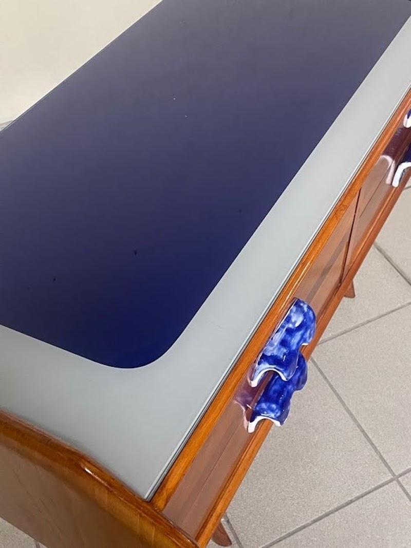 Commode des années 1950 en bois de chêne et poignées en céramique en vente 4