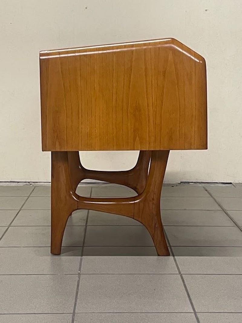 Commode des années 1950 en bois de chêne et poignées en céramique en vente 7