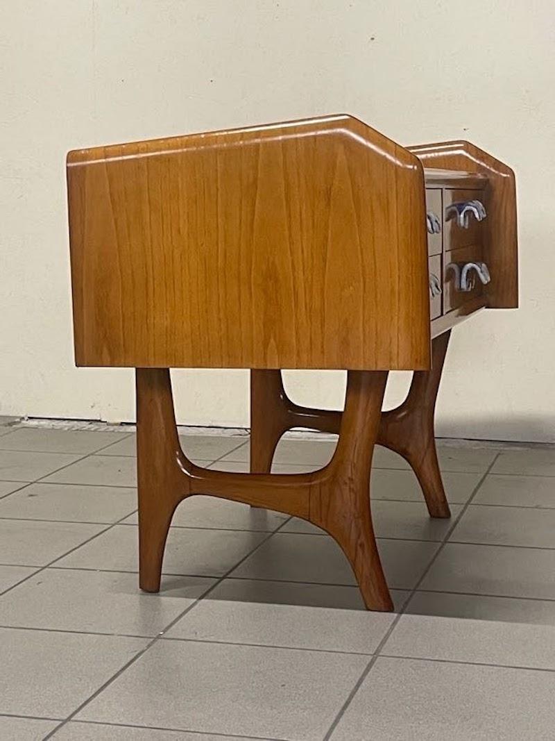 Commode des années 1950 en bois de chêne et poignées en céramique en vente 8