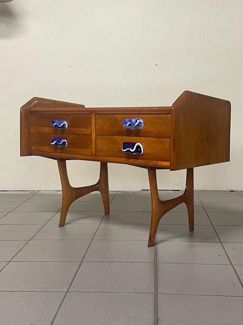 Commode des années 1950 en bois de chêne et poignées en céramique en vente 10
