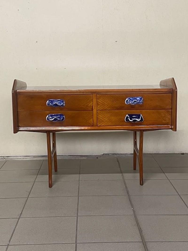 Mid-Century Modern Commode des années 1950 en bois de chêne et poignées en céramique en vente