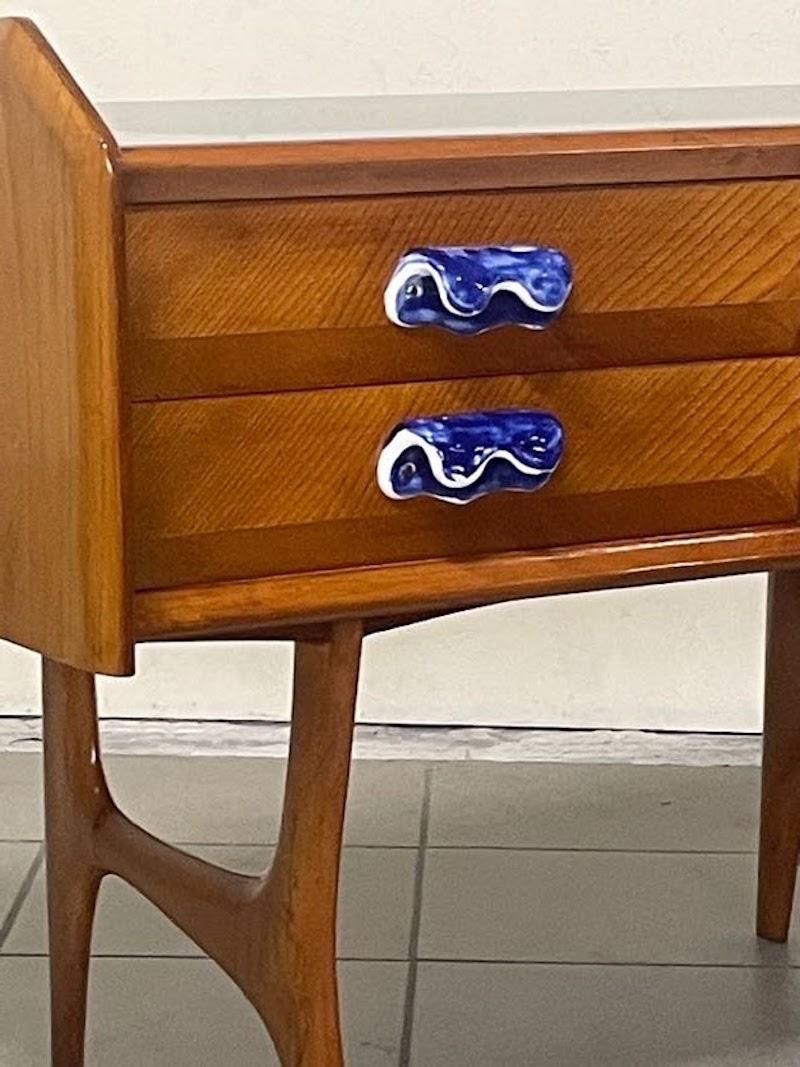 Céramique Commode des années 1950 en bois de chêne et poignées en céramique en vente