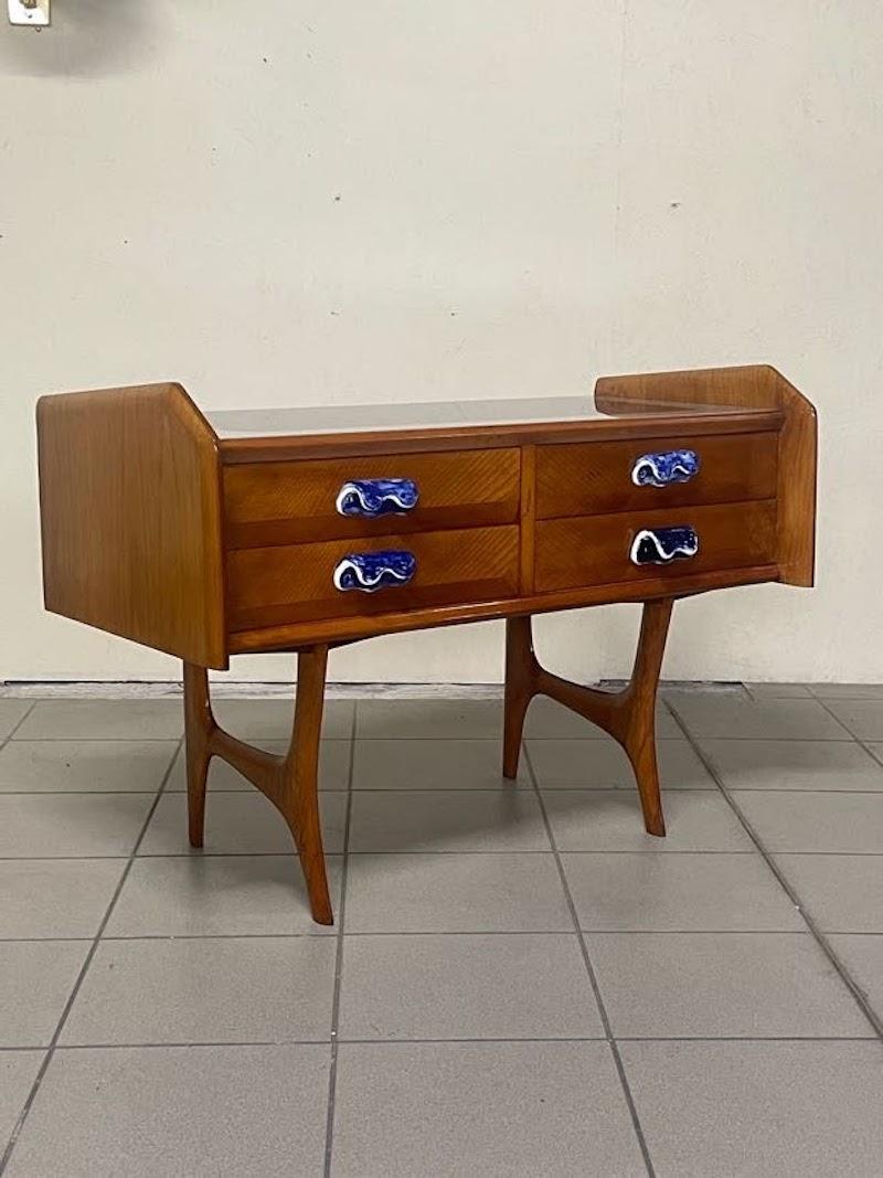 Commode des années 1950 en bois de chêne et poignées en céramique en vente 1