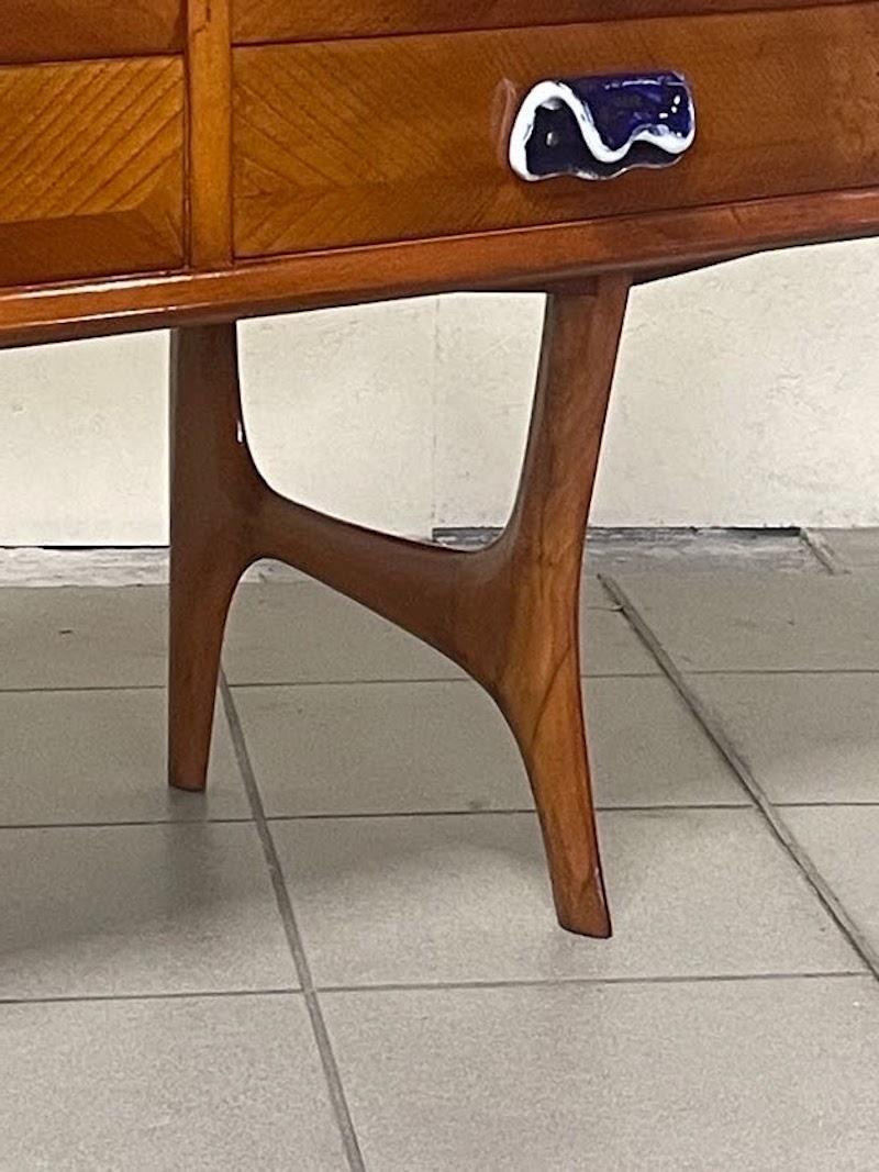 Commode des années 1950 en bois de chêne et poignées en céramique en vente 2