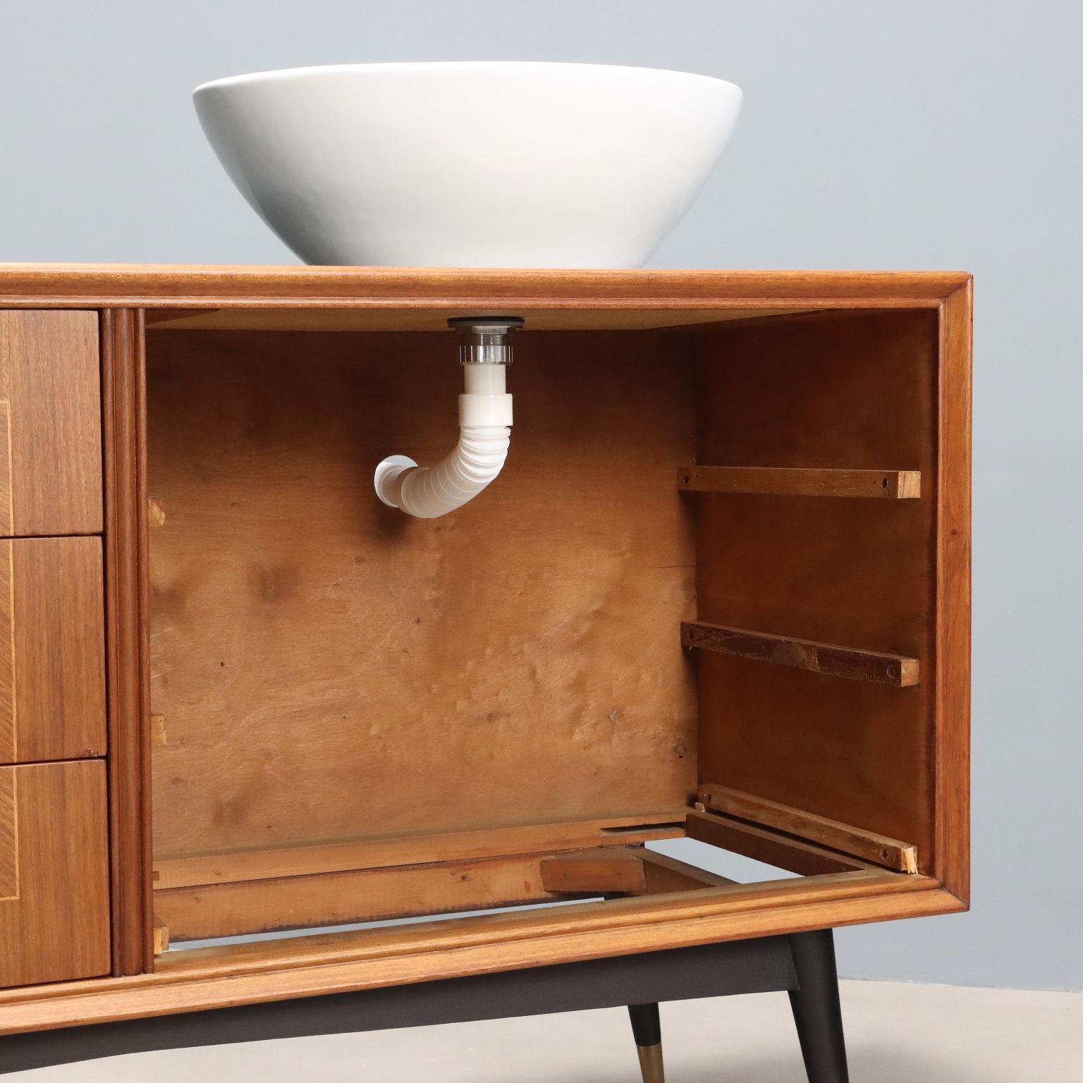 Cassette des années 60 avec double lavabo en vente 3