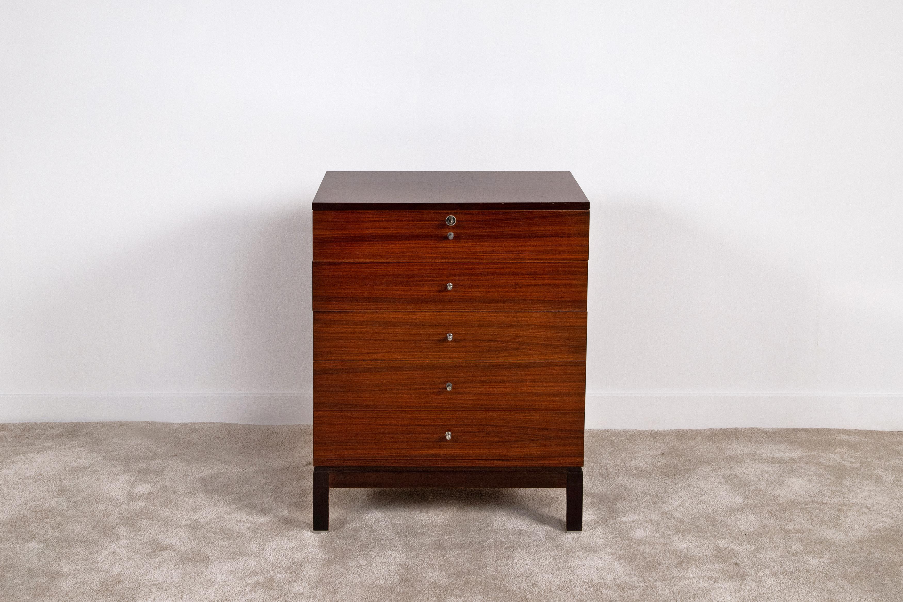 Cassettiera di Ico Parisi per MIM Roma, anni 60, realizzata in legno di palissandro.
La linea, essenziale ed equilibrata, è adatta sia per un ufficio che una residenza privata.
Molto raffinati i piedi, con dettaglio in alluminio. 
Completa di chiave