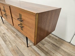 Kommode aus den 60er Jahren aus Nussbaumholz mit Details aus Eisen und Messing