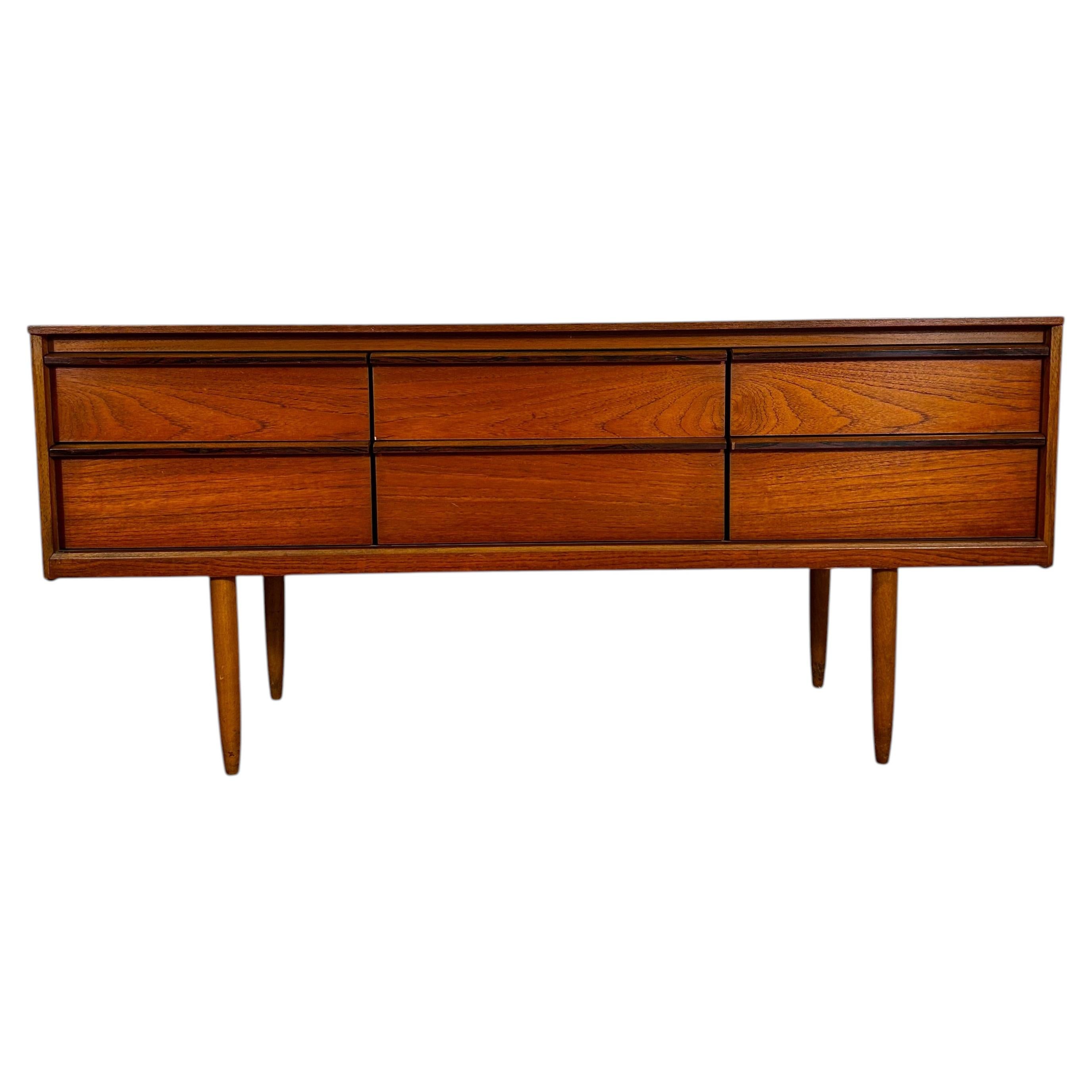Cassettiera Austinsuite in teak inglese Mid-Century, anni ’60