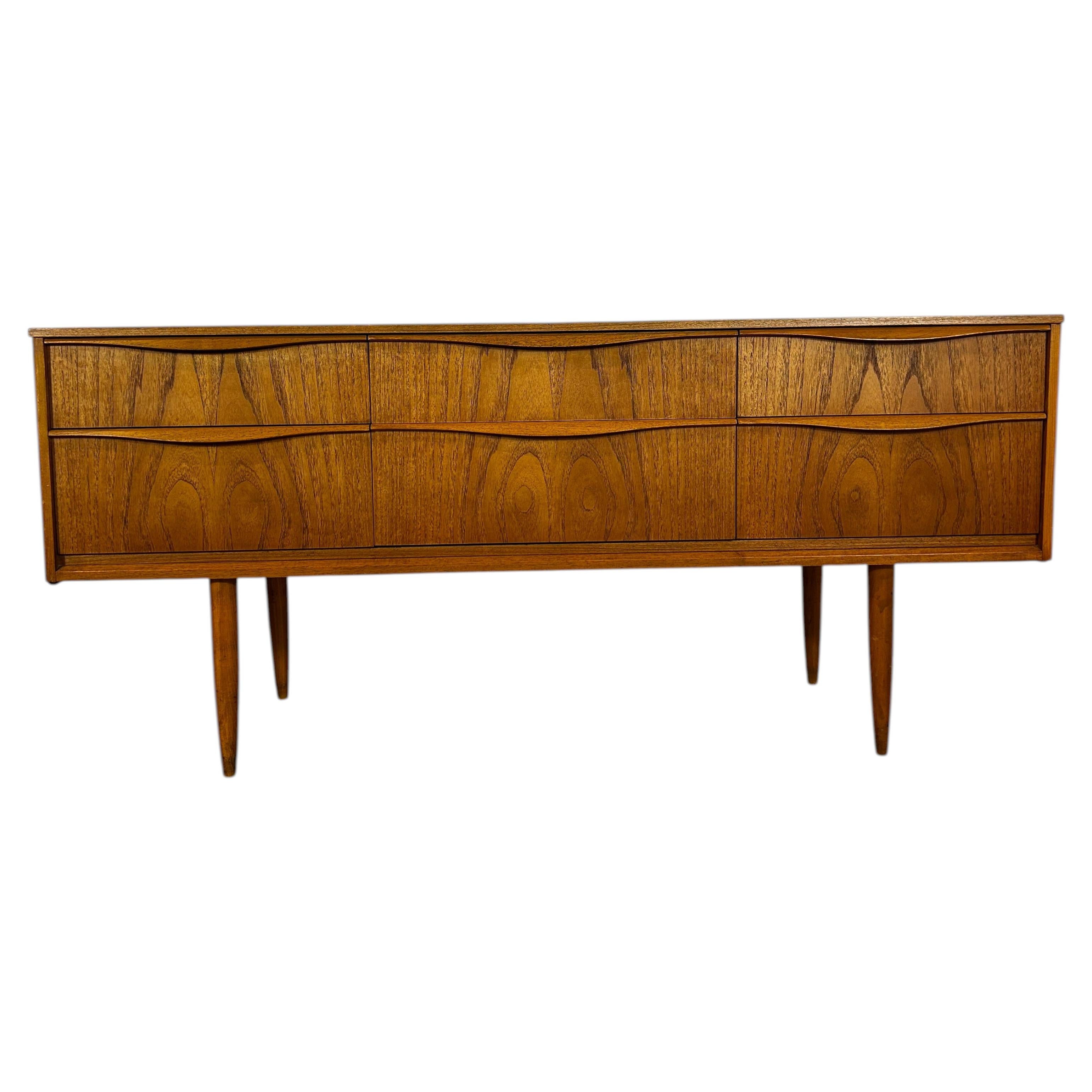 Cassettiera Austinsuite in teak inglese Mid-Century, anni ’60