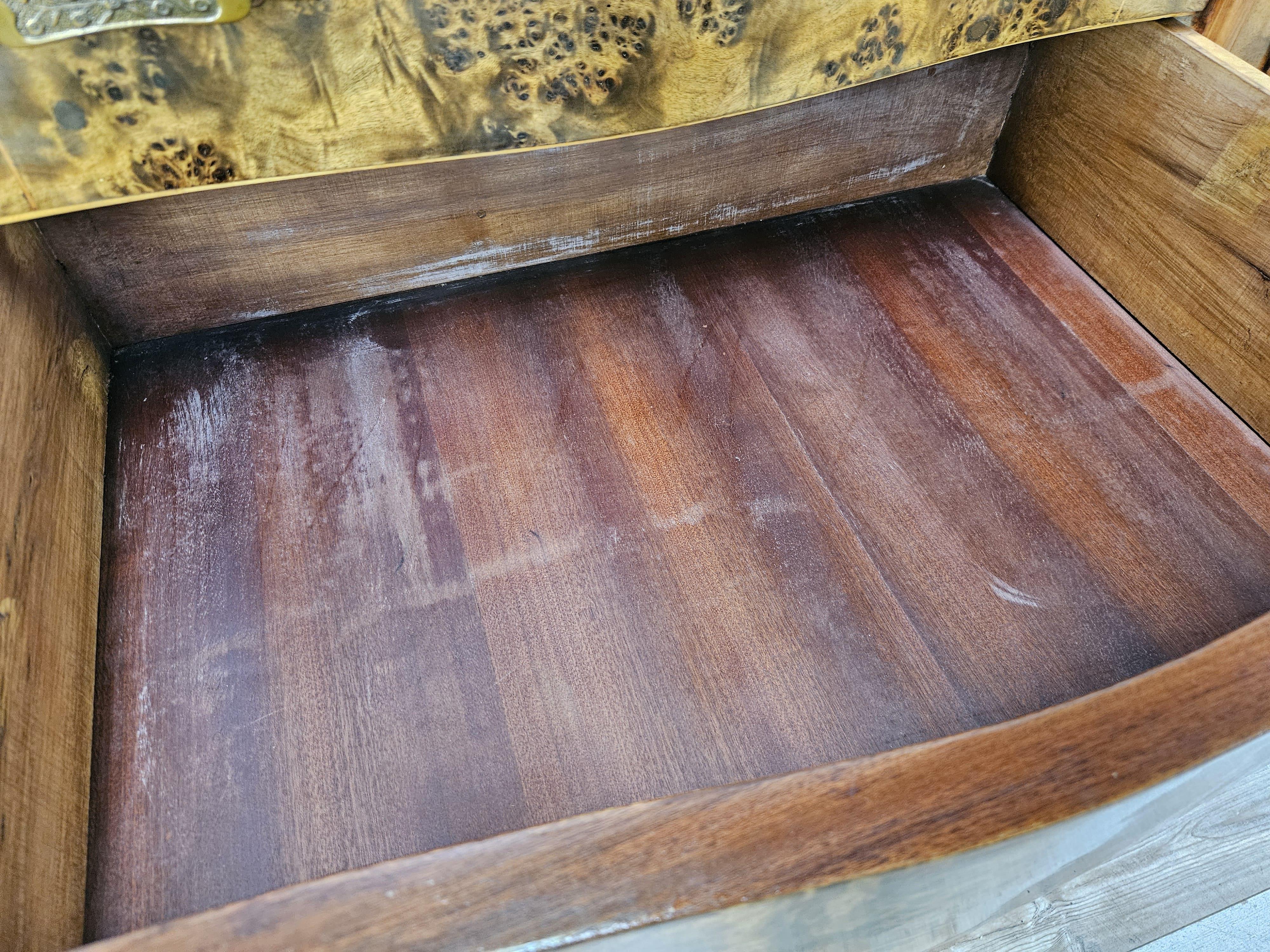 Commode Chippendale des années 1950 à six tiroirs et porte en miroir en vente 3