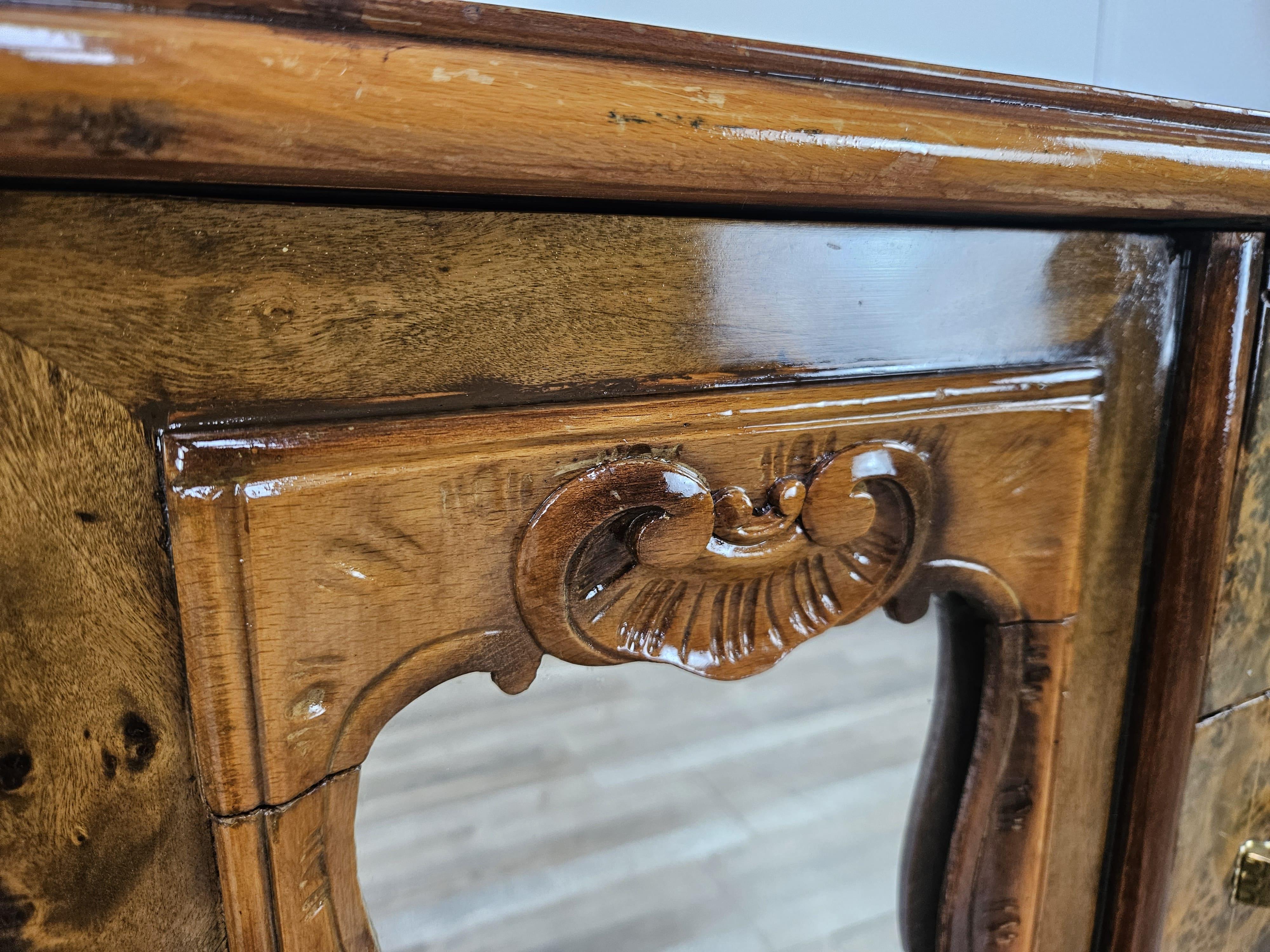 Commode Chippendale des années 1950 à six tiroirs et porte en miroir en vente 5