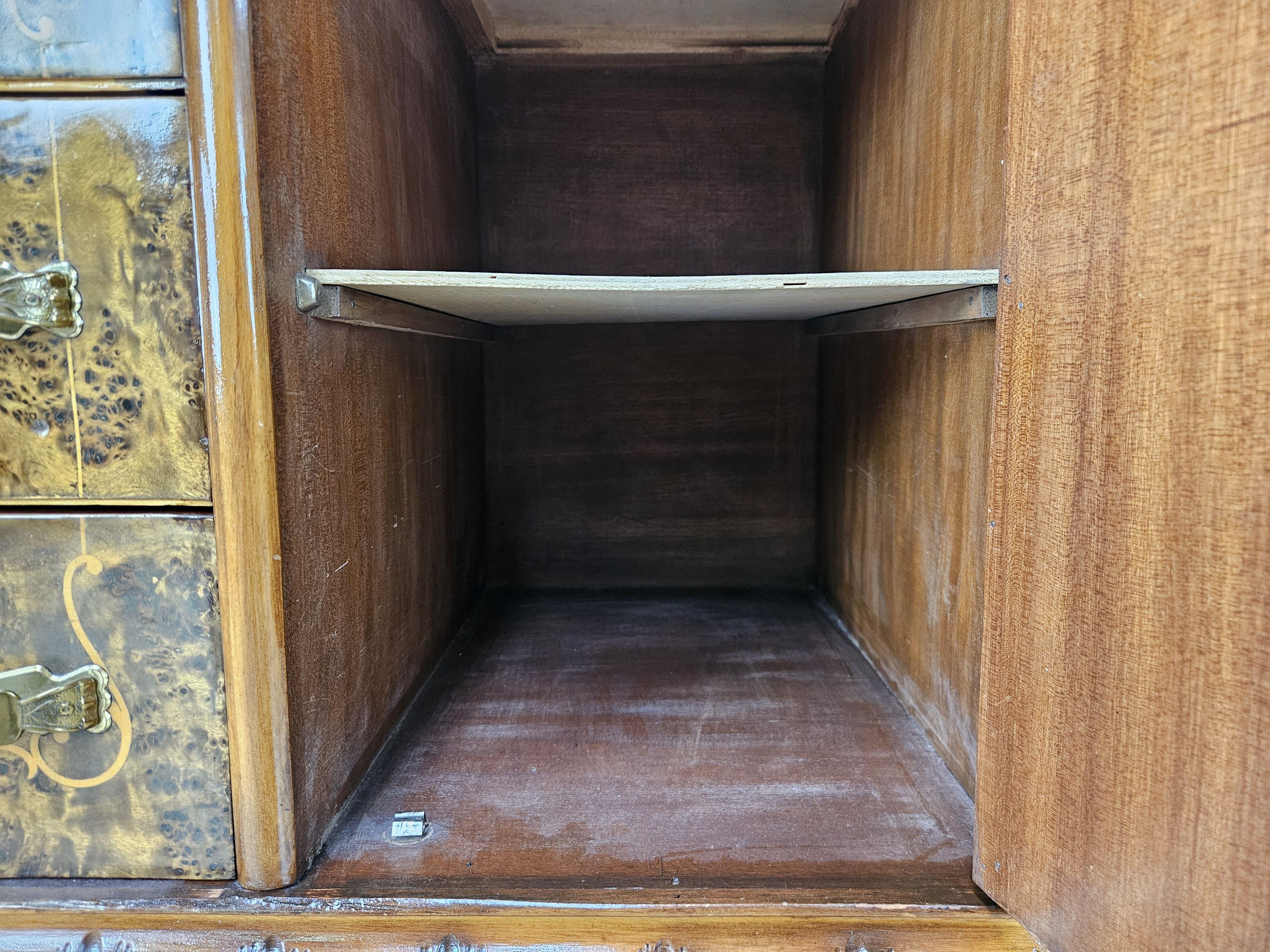 Commode Chippendale des années 1950 à six tiroirs et porte en miroir en vente 8
