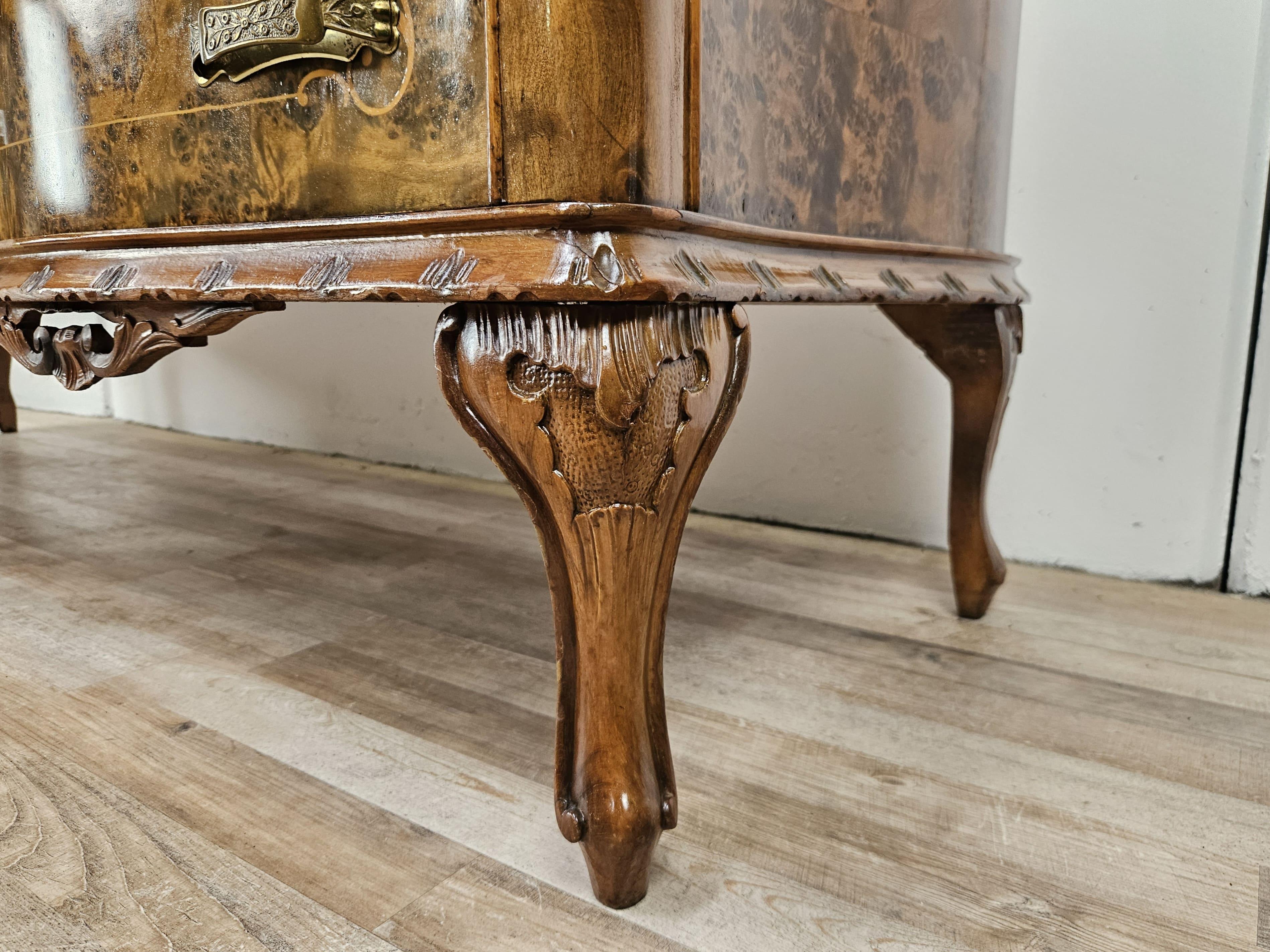 Commode Chippendale des années 1950 à six tiroirs et porte en miroir en vente 9