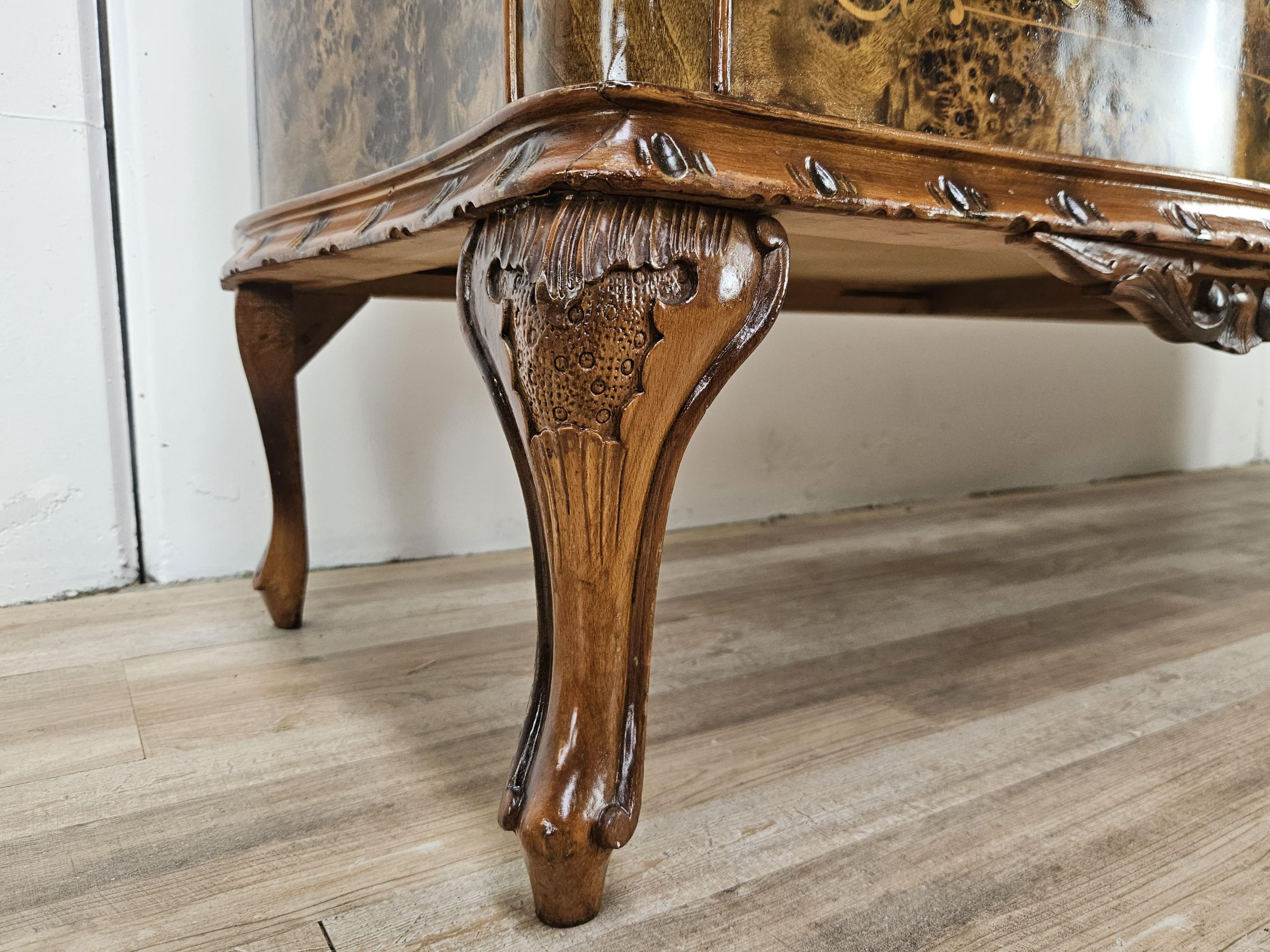 Commode Chippendale des années 1950 à six tiroirs et porte en miroir en vente 10