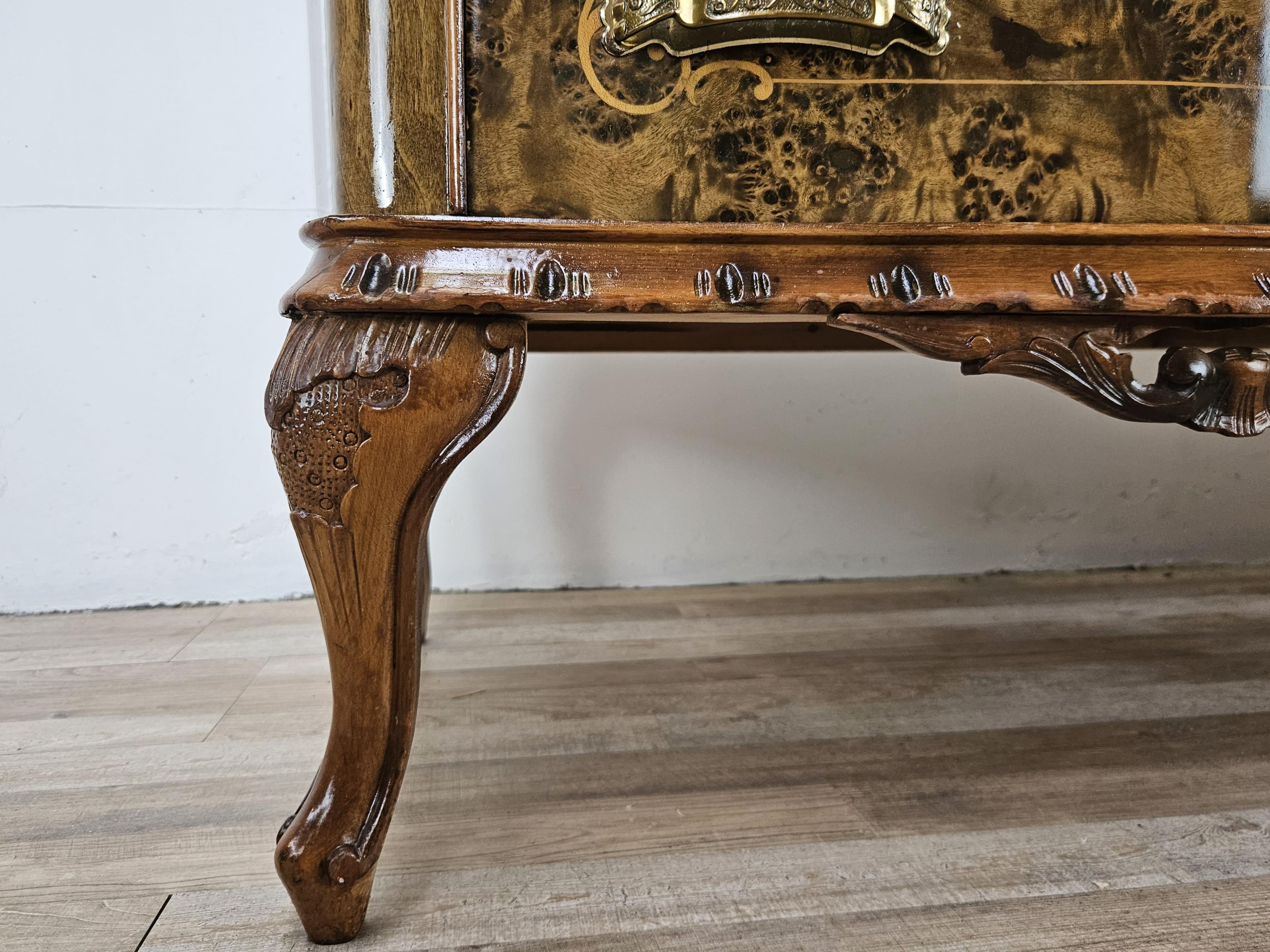 Commode Chippendale des années 1950 à six tiroirs et porte en miroir en vente 11
